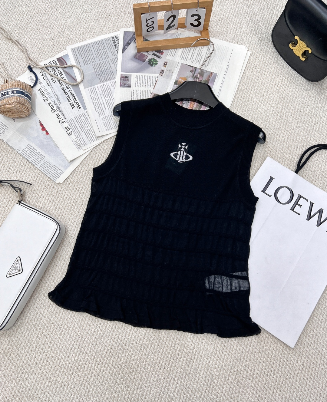 NO:320238,Vivienne's new Saturn in early spring, jacquard lace knitted vest, the whole piece has good tension and rebound effect, the white of milk fufu is super fashionable and a very good match!  It’s a great choice to wear it alone!  Those who don’t choose their figure are good to wear custom-made fine needle knitted fabrics that are soft and comfortable, and white, rich and beautiful must be a magical tool!  The versatile and versatile fit is super slim!  Retro temperament is fashionable and high-end!  The celebrity girl is elegant and high-end!  Paired with jeans, the upper body pull ratio is high, and it is superb in single wear or matching. Size sml, jeans, alexander wang19860909Vivienne西太后早春新款土星 提花小花边针织背心 整件衣服具有良好的张力和回弹效果 奶fufu的白色超级洋气小小一件超级好搭配！单穿内搭都是一绝！不挑身材的好穿定制细针针织面料柔软舒适 ,白富美必入神器！万能百搭修身版型超显瘦！复古气质时髦又高级！名媛少女优雅又高级！ 搭配牛仔裤上身拉比例显高,单穿或者做搭配都超绝两色出 尺码sml 编,,jeans,alexander wang,Women's clothing