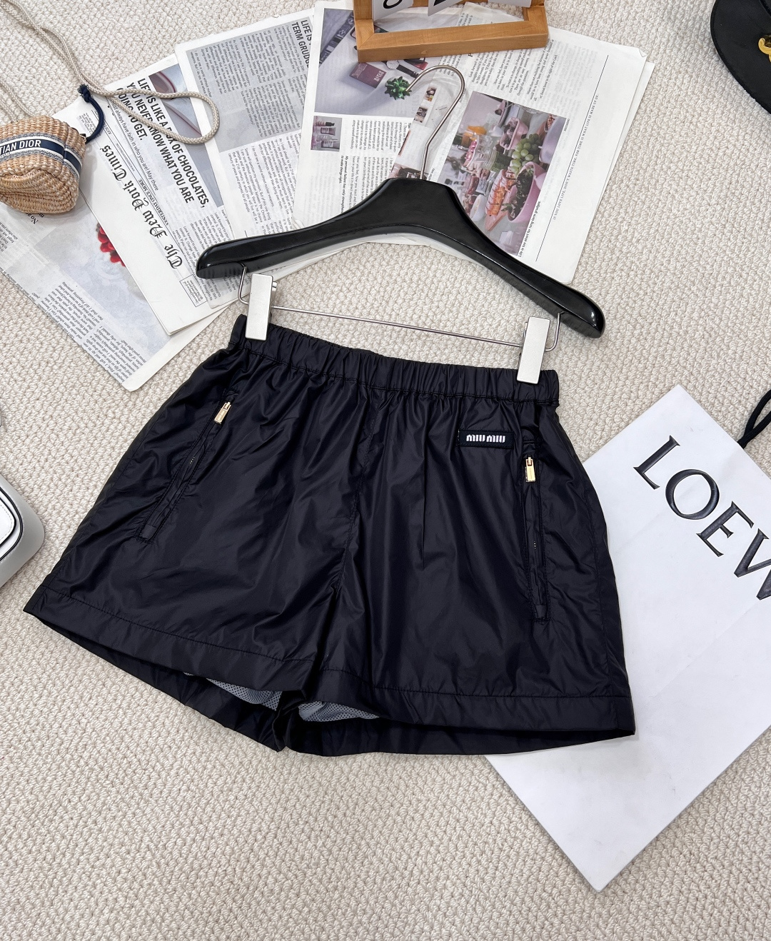 NO:320232,Miumiu2025 new letter patch nylon shorts, customized YB windproof, waterproof, environmentally friendly recycled nylon material, crisp and stylish, matched with the same series of jackets. The brand logo and zipper pocket echo up and down, highlighting the trend positioning, the mesh lining is breathable and comfortable, the set of upper body, the best choice for daily casual, fashionable and fashionable, customized surface accessories, accurate version, complete three standards, large-scale products, size sml, edited,,miumiu, shorts, jackets & coats,alexander wang19860909Miumiu2025新款字母贴片尼龙短裤,定制YB防风防水环保再生尼龙材质 挺括有型 搭配同系列外套.品牌标和拉链口袋上下呼应 彰显潮流定位 网格内衬透气舒适 成套上身 日常休闲的不二之选 时髦洋气 定制面辅料 认准版本 三标齐全大货出 尺码sml 编,,miumiu,shorts,jackets & coats,alexander wang,Women's clothing
