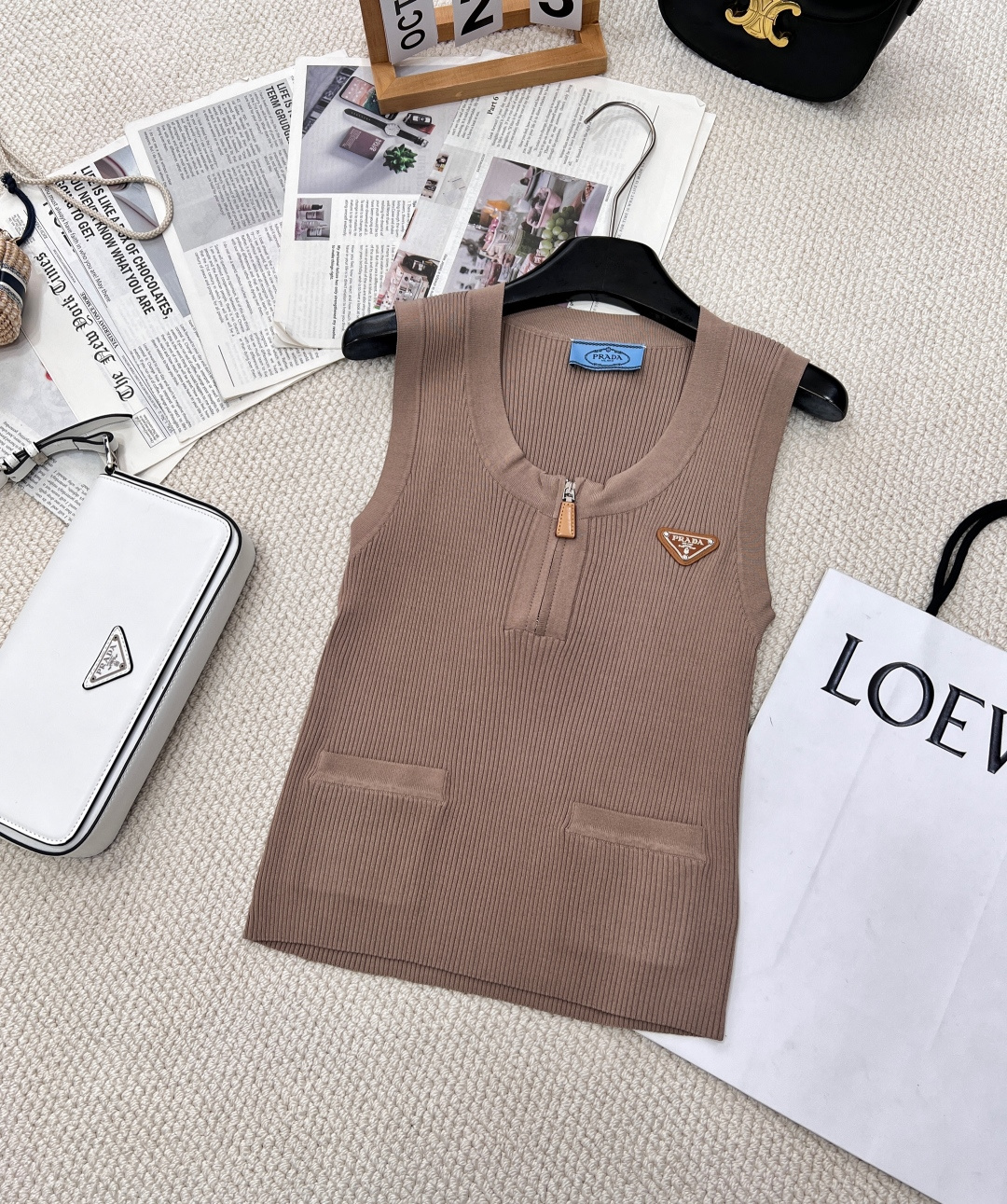 NO:320247,Prada half-zipper knitted vest, customized sha thread woven. Multi-washed outfit is comfortable and soft, decorated with triangle marks. Simple and not monotonous. It is lazy and casual. The half-zipper vest is cut and looks slim and stylish, and it looks charming. It is very good to wear the inner wear. Customized face accessories. The three-standard version is complete and large-scale!  Two-color Size sml, prada, alexander wang19860909Prada半拉链针织马甲,定制莎线织造 多重水洗穿搭舒适柔软 ,饰以三角标装饰 简约不单调 呈现慵懒随意,半拉链马甲剪裁 显瘦有型 穿出迷人曲线 单穿内搭都很赞 定制面辅料 认准版本三标齐全大货出！两色 尺码sml 编,,prada,alexander wang,Women's clothing