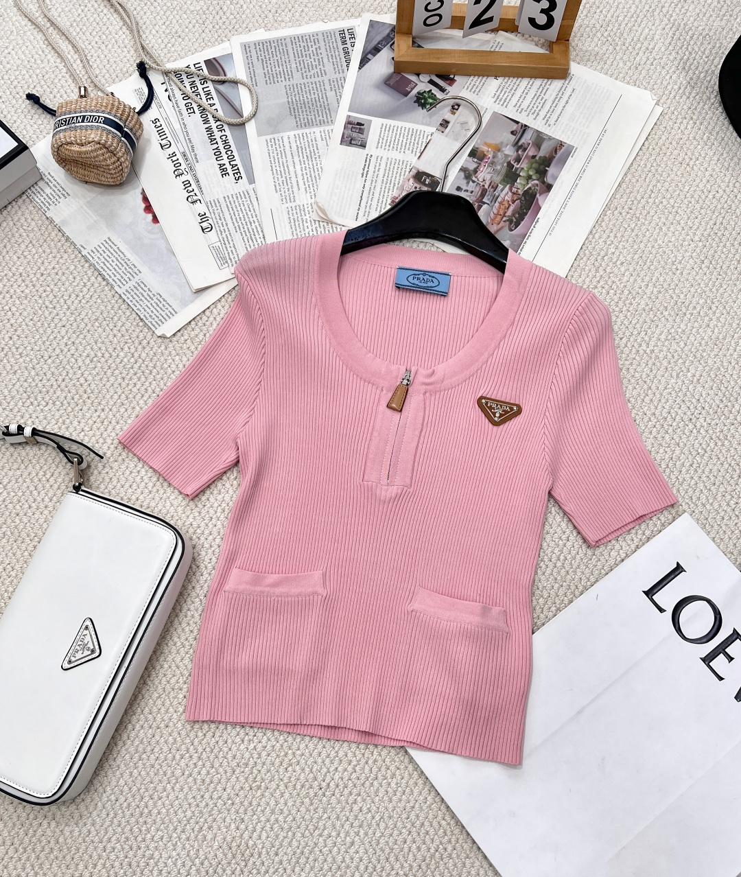 NO:320241,Prada half-zipper knitted short sleeves, customized sha thread woven. Multi-washed outfit is comfortable and soft, decorated with triangle marks. Simple and not monotonous. It is lazy and casual. The half-zipper short sleeves are cut to make you look slim and stylish, and it looks charming. The inner outfit is great. Customized face accessories. The three-standard version is complete and large-scale!  Two colors Size sml, prada, T-shirt, alexander wang19860909Prada半拉链针织短袖,定制莎线织造 多重水洗穿搭舒适柔软 ,饰以三角标装饰 简约不单调 呈现慵懒随意,半拉链短袖剪裁 显瘦有型 穿出迷人曲线 单穿内搭都很赞 定制面辅料 认准版本三标齐全大货出！两色 尺码sml,,prada,T-shirt,alexander wang,Women's clothing