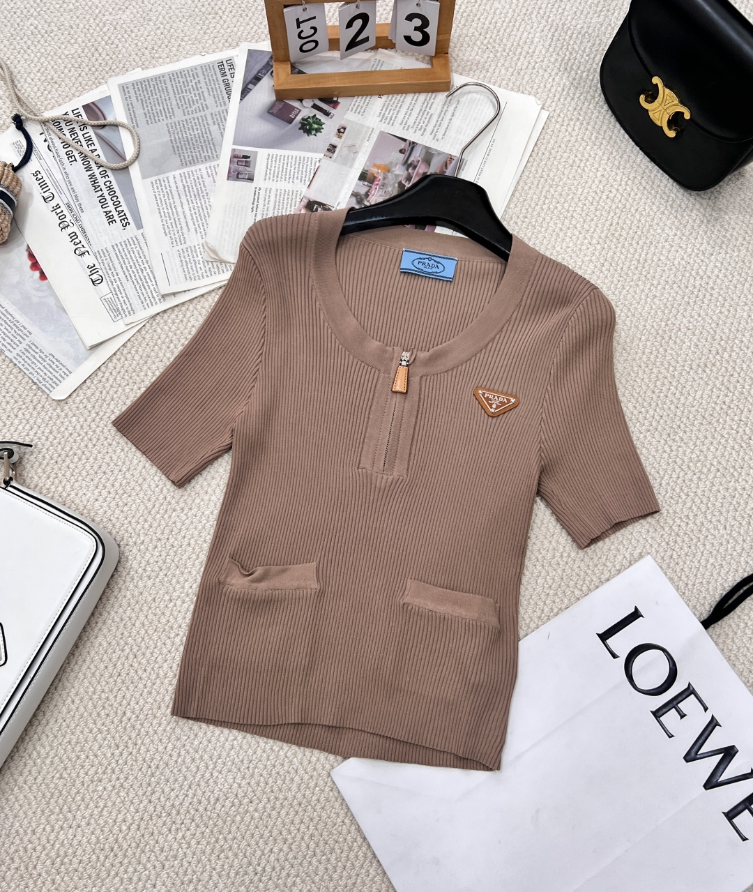 NO:320245,Prada half-zipper knitted short sleeves, customized sha thread woven. Multi-washed outfit is comfortable and soft, decorated with triangle marks. Simple and not monotonous. It is lazy and casual. The half-zipper short sleeves are cut to make you look slim and stylish, and it looks charming. The inner outfit is great. Customized face accessories. The three-standard version is complete and large-scale!  Two-color Size sml code P, prada, T-shirt, alexander wang19860909Prada半拉链针织短袖,定制莎线织造 多重水洗穿搭舒适柔软 ,饰以三角标装饰 简约不单调 呈现慵懒随意,半拉链短袖剪裁 显瘦有型 穿出迷人曲线 单穿内搭都很赞 定制面辅料 认准版本三标齐全大货出！两色 尺码sml 编码P,,prada,T-shirt,alexander wang,Women's clothing