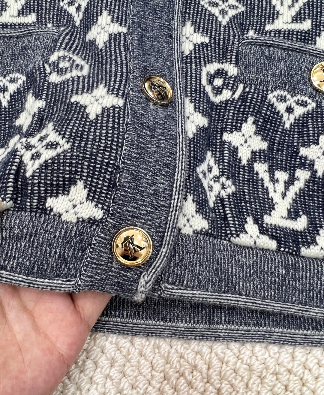🆕 LOUIS VUITTON 老花logo羊毛针织开衫马甲复古高级感十足 撞色设计洋气又有活力 INS