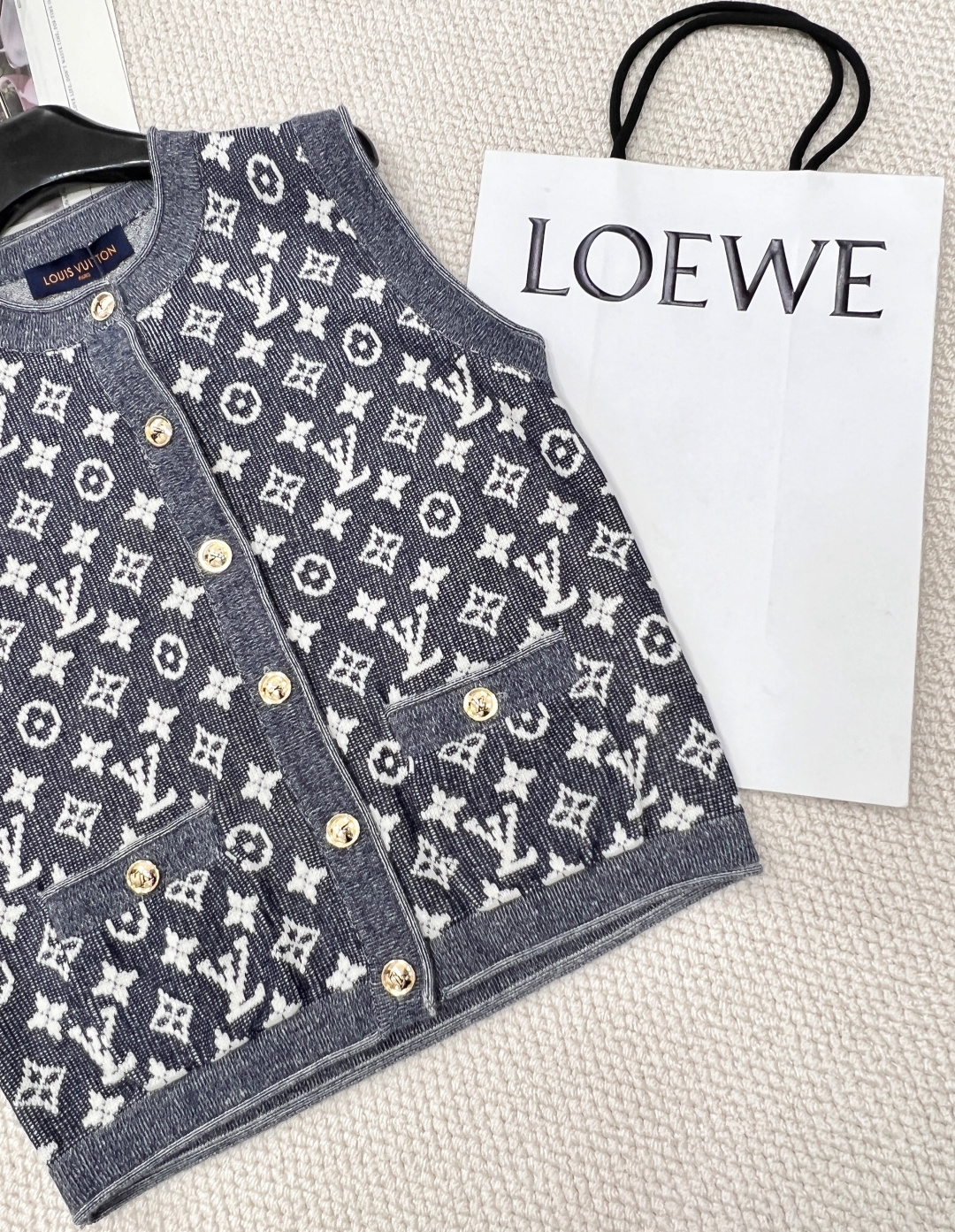 🆕 LOUIS VUITTON 老花logo羊毛针织开衫马甲复古高级感十足 撞色设计洋气又有活力 INS