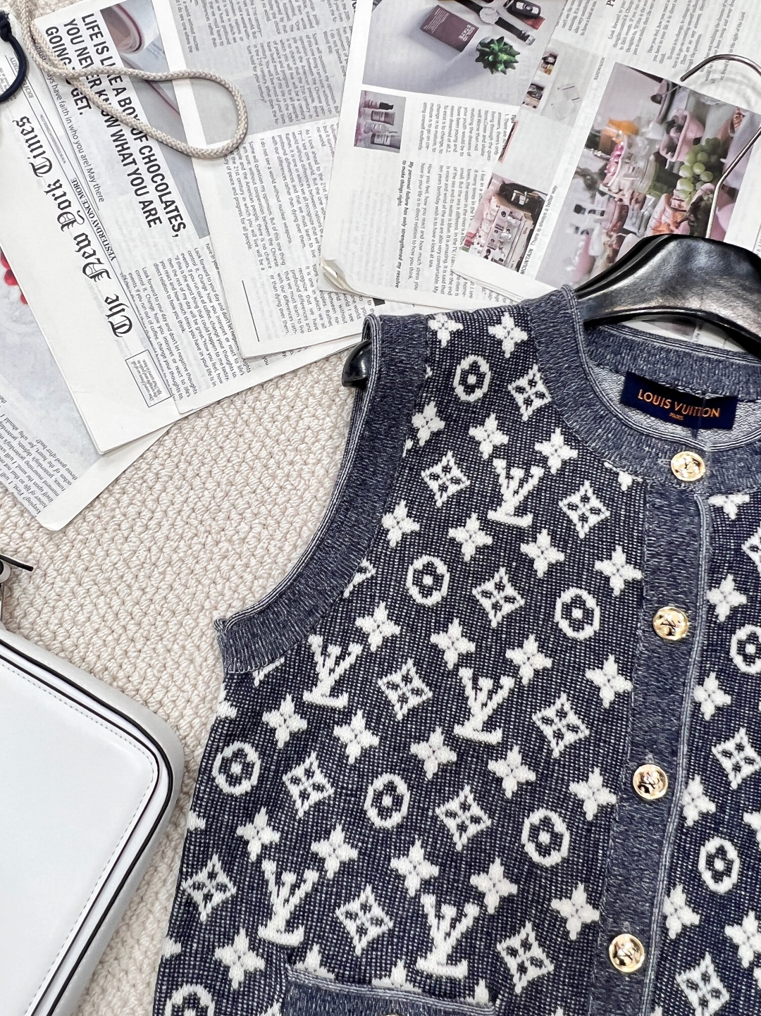 🆕 LOUIS VUITTON 老花logo羊毛针织开衫马甲复古高级感十足 撞色设计洋气又有活力 INS