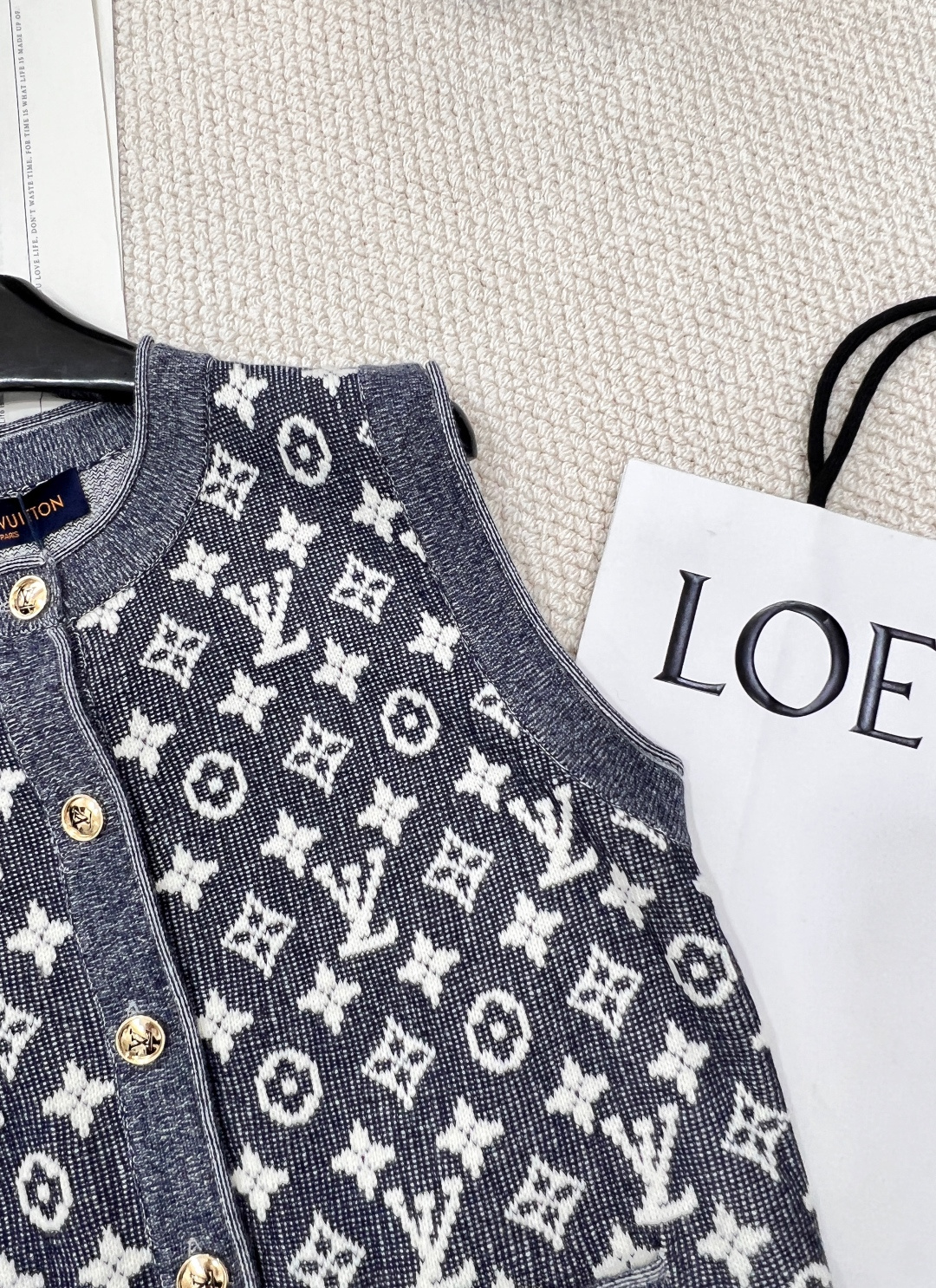 🆕 LOUIS VUITTON 老花logo羊毛针织开衫马甲复古高级感十足 撞色设计洋气又有活力 INS