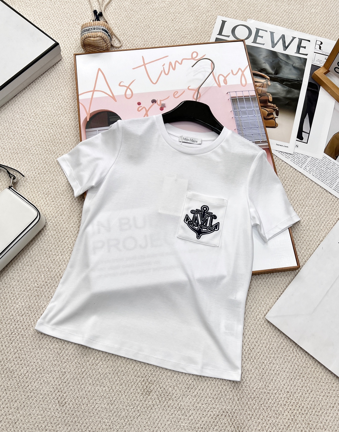 NO:321001,Max mara25Ss early spring new style embroidered pocket round neck short-sleeved T-shirt 丨Exclusive yb development!  High-end production!  Customized YB native cotton material, breathable and comfortable, full texture, regular short-sleeved T-shirt cut, highlighting the brand style, made of gram-weight pure cotton, full of drape, presenting a slimming visual effect, single-sided pocket on the chest, embroidered on top, outlines the M-shaped anchor logo pattern, fashionable and high-end feel, create a personal style, fashionable and age-reducing, single-wearing inner wear, full of three-standard large-scale goods, size sml, edited, T-shirt,tees, t-shirt,alexander wang19860909Max mara25Ss早春新款 刺绣口袋圆领短袖T恤 丨独家yb开发！高版出品！定制YB原生全棉材质 透气舒适 质感十足 常规短袖T恤裁剪 凸显品牌格调 采用克重纯棉制成 垂坠感十足 呈现显瘦视觉效果 胸前单侧口袋 上面刺绣勾勒出M字船锚徽标图案 时尚高级感立现 打造个性风格 时髦减龄 单穿内搭都出彩时髦 三标齐全大货出 尺码sml 编,,T-shirt,tees，t-shirt,alexander wang,Women's clothing