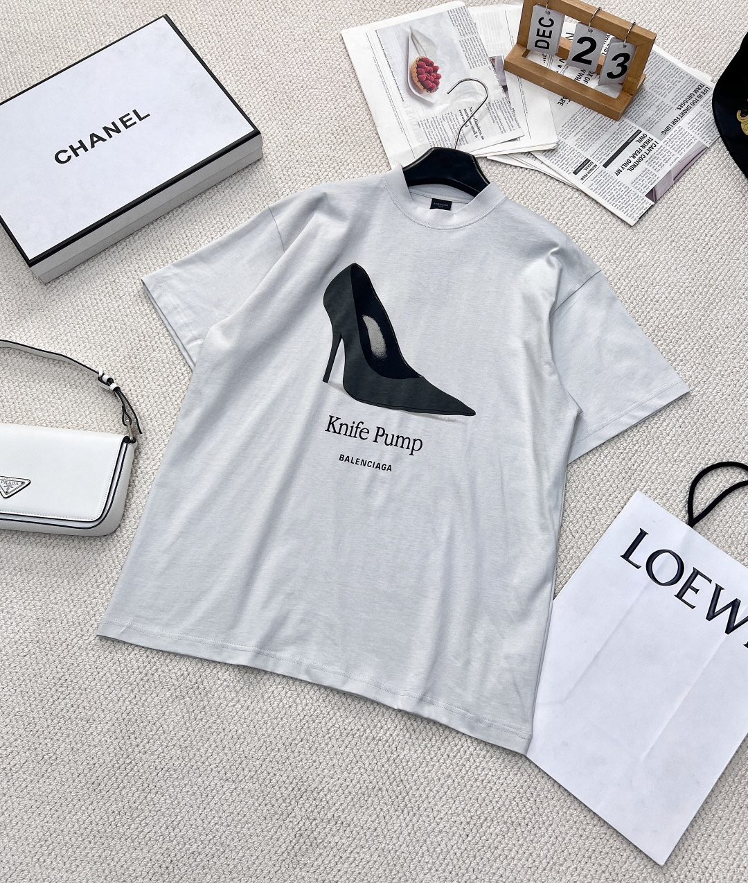 NO:321011,BALENCIAGA co-branded high heel printed short-sleeved T-shirt with loose style, creating a daily casual style, injecting new ideas into the wardrobe. This T-shirt is really good to see and look oversize, and it is easy to wear and not picky!  The round neck design is unique and sunny, and it can fit the neck lines well. This simple item is really super versatile and a must-have for fashionable street photography!  It attracts countless eyes and is full of fashionable and fashionable!  Absolute hot series Add a unique charm to your T-shirt, inject fresh vitality, and easily cope with the same styles of the same men and women. Size xssml,,balenciaga,versace,high heels,T-shirt,tees,t-shirt,alexander wang19860909BALENCIAGA 联名款高跟鞋印花短袖T恤 宽松版型,打造日常随性风范为衣橱注入新意这款T恤上身真的好看到爆 oversize的版型,修饰身材显瘦好穿不挑人！圆领设计别致又吸晴的格调,又能很好的贴合颈部线条,这种简约的单品真的超级百搭,时尚街拍必备款！ 吸睛无数 满满都时髦洋气感！绝对的爆款系列 为你的T恤增添一份独特韵味,注入清新活力,轻松应对日常男女同款大货出 尺码xssml,,balenciaga,versace,high heels,T-shirt,tees，t-shirt,alexander wang,Women's clothing