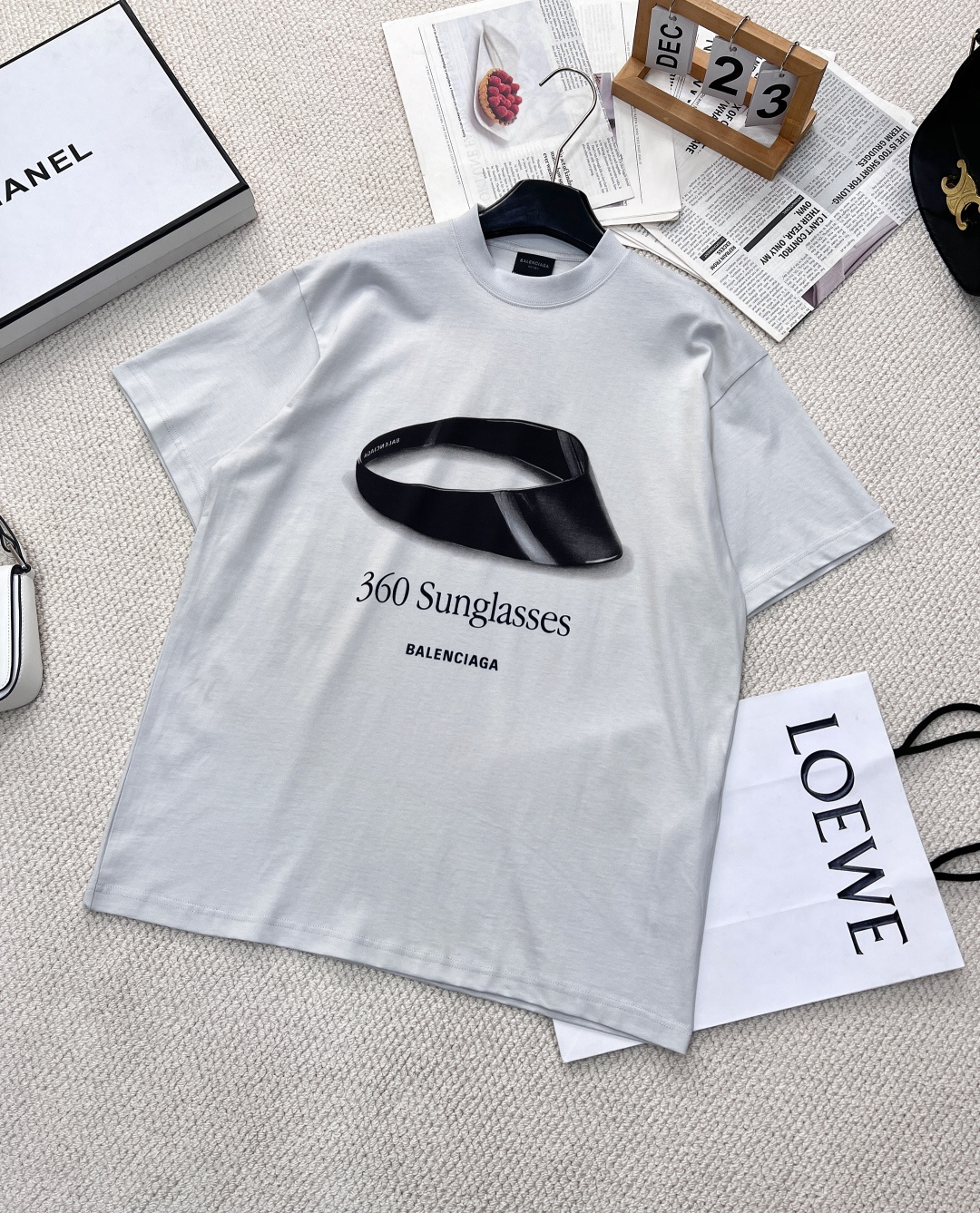 NO:321017,BALENCIAGA co-branded sunglasses printed short-sleeved T-shirt is loose, creating a daily casual style, injecting new ideas into the wardrobe. This T-shirt is really good to see and look oversize, and it is easy to wear and not picky!  The round neck design is unique and sunny, and it can fit the neck lines well. This simple item is really super versatile and a must-have for fashionable street photography!  It attracts countless eyes and is full of fashionable and fashionable!  Absolute hit series Add a unique charm to your T-shirt, inject fresh vitality, and easily cope with the same styles of the same products for everyday men and women. Size xssml code, balenciaga, versace, T-shirt, tees, t-shirt, alexander wang19860909BALENCIAGA 联名款太阳镜印花短袖T恤 宽松版型,打造日常随性风范为衣橱注入新意这款T恤上身真的好看到爆 oversize的版型,修饰身材显瘦好穿不挑人！圆领设计别致又吸晴的格调,又能很好的贴合颈部线条,这种简约的单品真的超级百搭,时尚街拍必备款！ 吸睛无数 满满都时髦洋气感！绝对的爆款系列 为你的T恤增添一份独特韵味,注入清新活力,轻松应对日常男女同款大货出 尺码xssml 编码,,balenciaga,versace,T-shirt,tees，t-shirt,alexander wang,Women's clothing