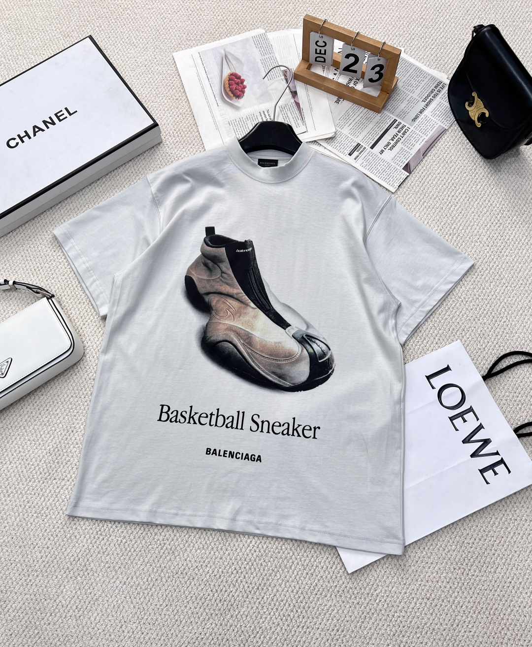 NO:321023,BALENCIAGA co-branded shoe printed short-sleeved T-shirt with loose style, creating a daily casual style, injecting new ideas into the wardrobe. This T-shirt is really good to see and look oversize, and it is easy to wear and not picky!  The round neck design is unique and sunny, and it can fit the neck lines well. This simple item is really super versatile and a must-have for fashionable street photography!  It attracts countless eyes and is full of fashionable and fashionable!  Absolutely popular series, add a unique charm to your T-shirt, inject fresh vitality, and easily deal with the same products for everyday men and women. Size xssml code B732,,balenciaga,versace,T-shirt,tees,t-shirt,alexander wang19860909BALENCIAGA 联名款鞋子印花短袖T恤 宽松版型,打造日常随性风范为衣橱注入新意这款T恤上身真的好看到爆 oversize的版型,修饰身材显瘦好穿不挑人！圆领设计别致又吸晴的格调,又能很好的贴合颈部线条,这种简约的单品真的超级百搭,时尚街拍必备款！ 吸睛无数 满满都时髦洋气感！绝对的爆款系列 为你的T恤增添一份独特韵味,注入清新活力,轻松应对日常男女同款大货出 尺码xssml 编码B732,,balenciaga,versace,T-shirt,tees，t-shirt,alexander wang,Women's clothing