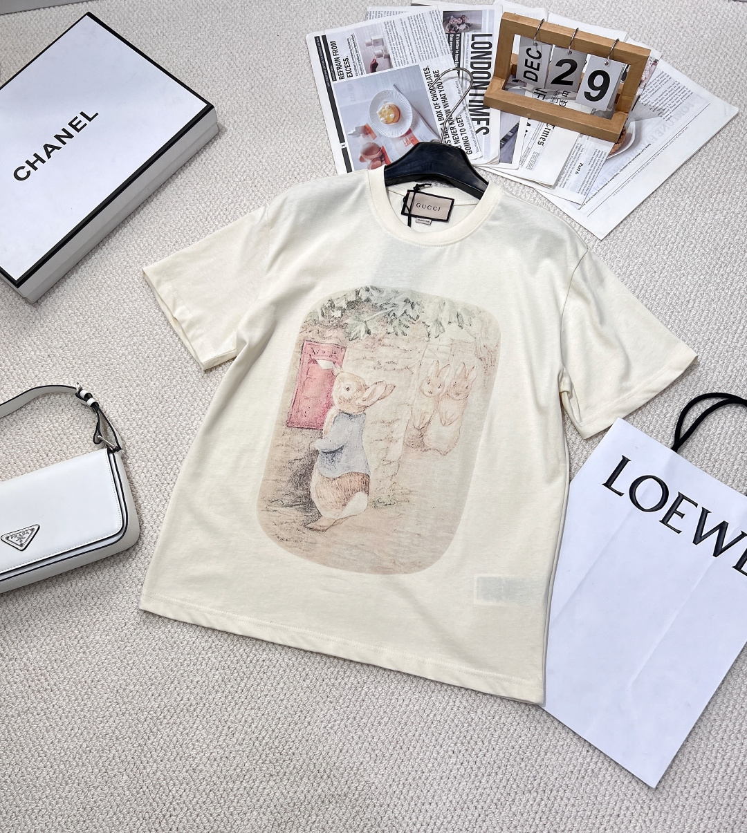 NO:321029,GUCCI Peter Rabbit series cartoon printed short-sleeved T-shirt watercolor prints with cute handsome and fashionable tone!  It has a full sense of design, clean and refreshing, full of youthful vitality, it is really hard not to love it!  The concave shape is perfectly beautiful. The classic small round neck design is simple and easy to wear, and it attracts a lot of attention when walking on the street!  It feels youthful and energetic, and the loose style is not picky about the figure at all!  It is inclusive and covers the flesh and makes you look thin!  Both appearance and comfort!  The rate of looking back on the street is 100%. The particularly energetic and sunny style pattern is full of childlike fun. Cute critical hit. The best item of the year. The upper body is super cute and beautiful. The same style as men and women. Size xssml. Code G6, gucci, T-shirt,tees, t-shirt,alexander wang.19860909GUCCI 彼得兔系列卡通印花短袖T恤 水彩印花可爱帅气又时髦的调调！设计感十足,干净又清爽 满满的青春活力 真的狠难不爱啊！凹起造型来妥妥的好看 经典的小圆领设计简洁好穿,走在街上吸睛度满分！青春又活力的感觉,宽松版型完全不挑身材！包容性好遮肉显瘦！颜值与舒适兼具！穿出街回头率百分百. 特别活力又阳光的风格 图案充满了童趣 可爱暴击 年度最佳单品 上身超可爱超好看 男女同款 尺码xssml 编码G6,,gucci,T-shirt,tees，t-shirt,alexander wang,Women's clothing