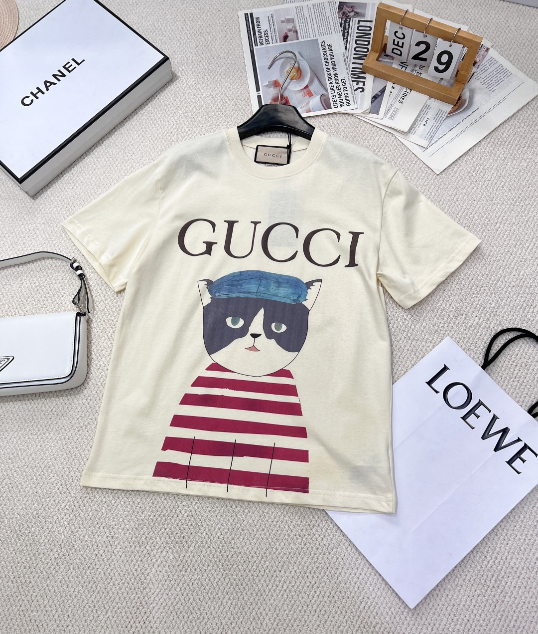 NO:321006,GUCCI cartoon kitten printed short-sleeved T-shirt watercolor print with cute handsome and fashionable tone!  It has a full sense of design, clean and refreshing, full of youthful vitality, it is really hard not to love it!  The concave shape is perfectly beautiful. The classic small round neck design is simple and easy to wear, and it attracts a lot of attention when walking on the street!  It feels youthful and energetic, and the loose style is not picky about the figure at all!  It is inclusive and covers the flesh and makes you look thin!  Both appearance and comfort!  The rate of looking back on the street is 100%. The particularly energetic and sunny style pattern is full of childlike fun. Cute critical hit. The best item of the year. The upper body is super cute and beautiful. The same style for men and women. Size xssml. Code, gucci, T-shirt,tees, t-shirt,alexander wang.19860909GUCCI 卡通小猫印花短袖T恤 水彩印花可爱帅气又时髦的调调！设计感十足,干净又清爽 满满的青春活力 真的狠难不爱啊！凹起造型来妥妥的好看 经典的小圆领设计简洁好穿,走在街上吸睛度满分！青春又活力的感觉,宽松版型完全不挑身材！包容性好遮肉显瘦！颜值与舒适兼具！穿出街回头率百分百. 特别活力又阳光的风格 图案充满了童趣 可爱暴击 年度最佳单品 上身超可爱超好看 男女同款 尺码xssml 编码,,gucci,T-shirt,tees，t-shirt,alexander wang,Women's clothing