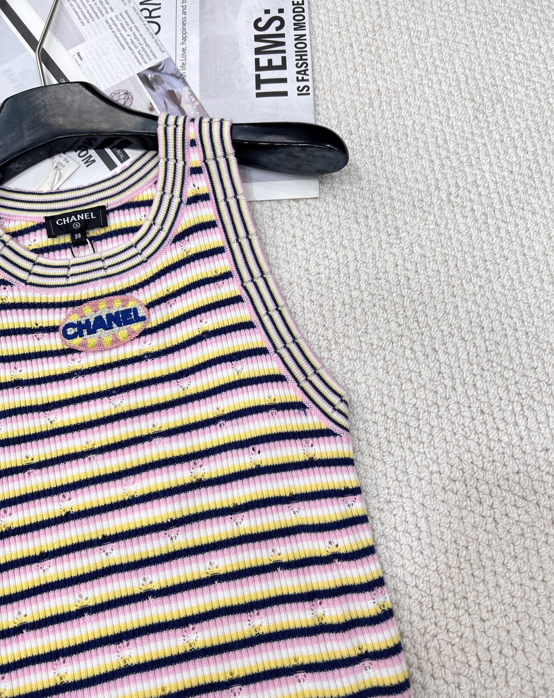 🆕CHANEL新款香家条纹背心裙 早春预告系列 经典圆领领口 立体logo徽章装饰点缀 彩色条纹配色 减