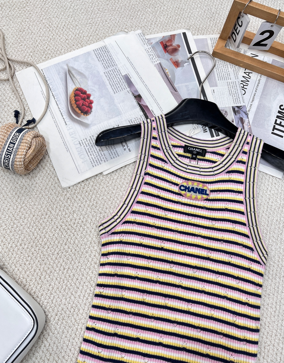 🆕CHANEL新款香家条纹背心裙 早春预告系列 经典圆领领口 立体logo徽章装饰点缀 彩色条纹配色 减