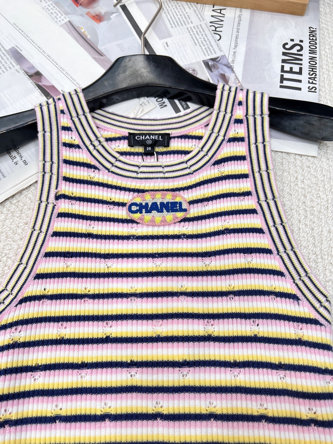 🆕CHANEL新款香家条纹背心裙 早春预告系列 经典圆领领口 立体logo徽章装饰点缀 彩色条纹配色 减