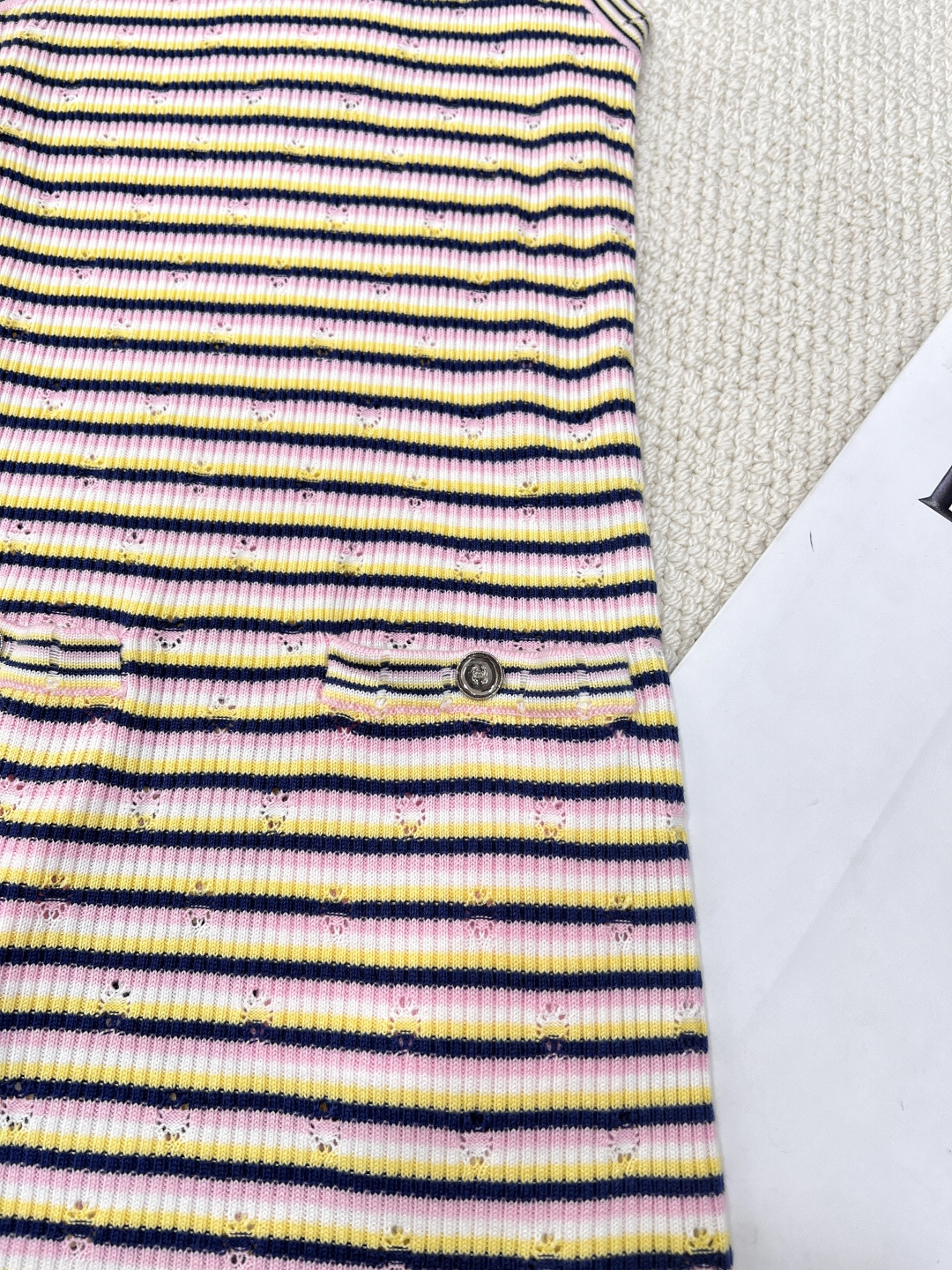 🆕CHANEL新款香家条纹背心裙 早春预告系列 经典圆领领口 立体logo徽章装饰点缀 彩色条纹配色 减