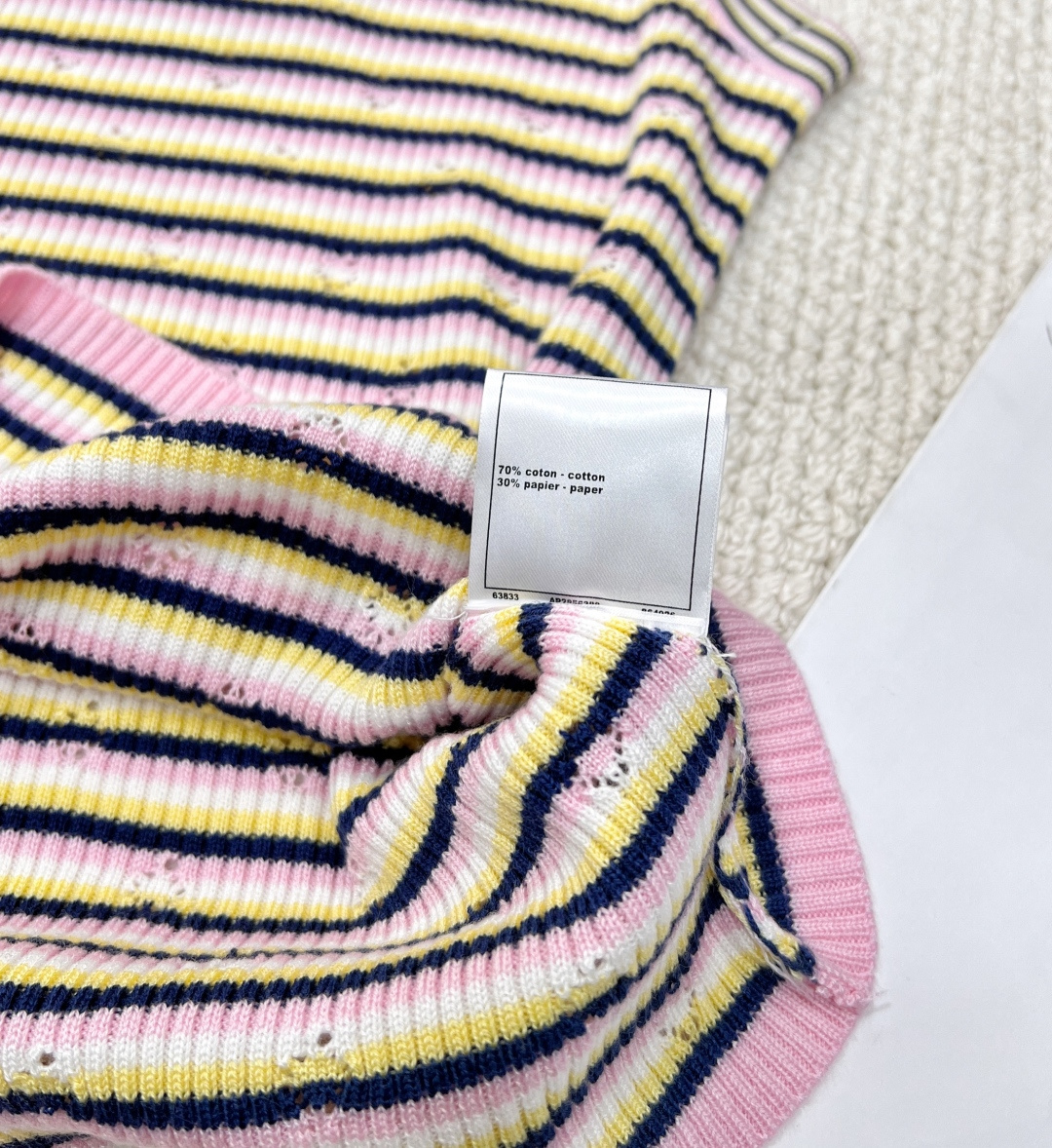 🆕CHANEL新款香家条纹针织背心 2025早春预告系列 经典圆领领口 立体logo徽章装饰点缀 彩色条