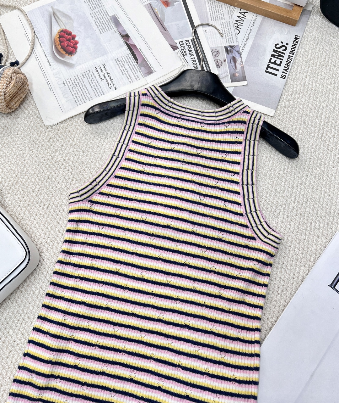 🆕CHANEL新款香家条纹针织背心 2025早春预告系列 经典圆领领口 立体logo徽章装饰点缀 彩色条