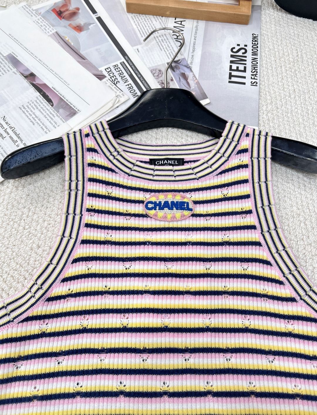 🆕CHANEL新款香家条纹针织背心 2025早春预告系列 经典圆领领口 立体logo徽章装饰点缀 彩色条