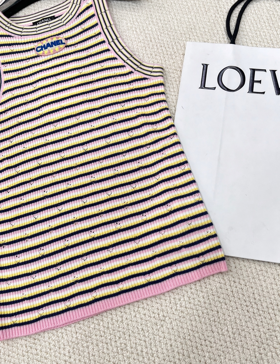 🆕CHANEL新款香家条纹针织背心 2025早春预告系列 经典圆领领口 立体logo徽章装饰点缀 彩色条