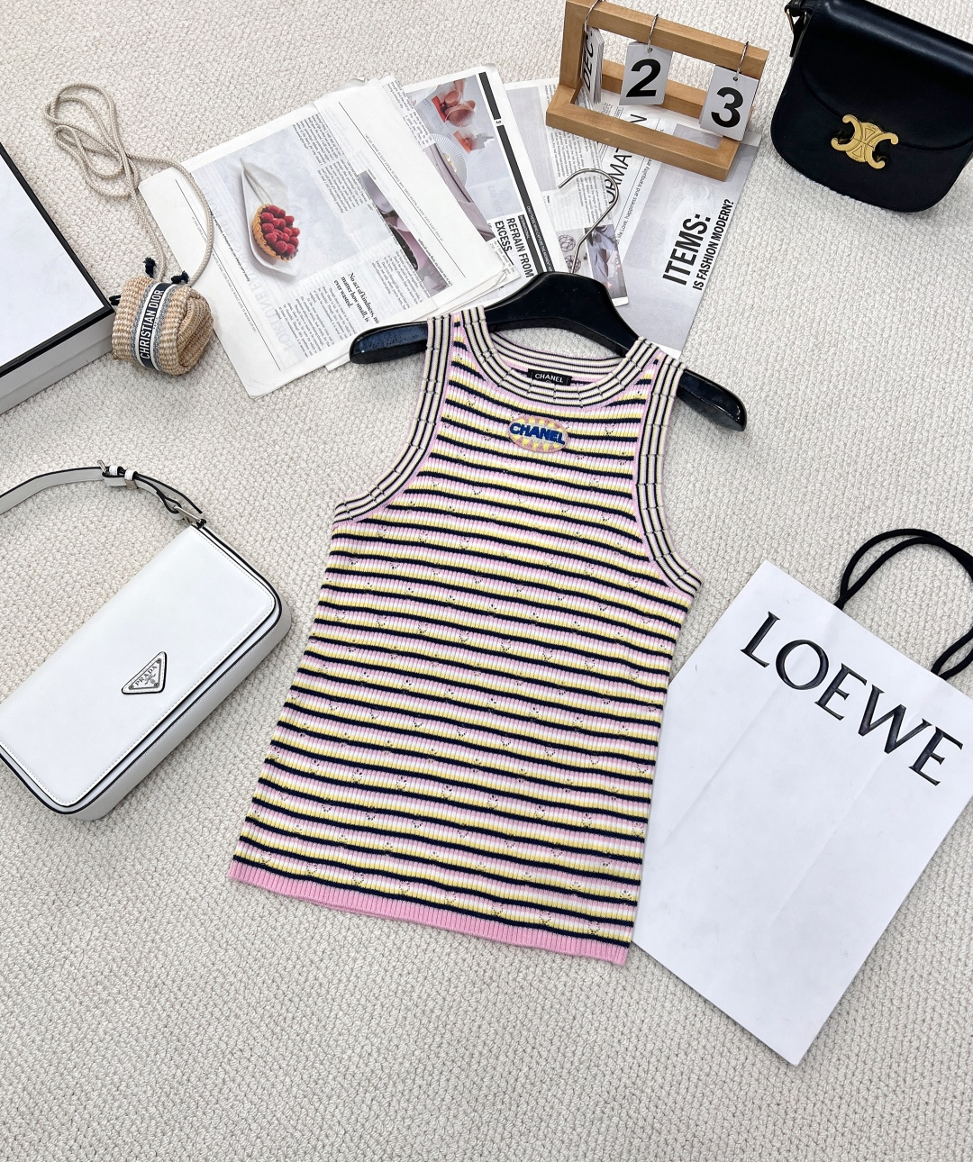 NO:321018,CHANEL new Xiangjia striped knitted vest 2025 early spring preview series Classic round neckline three-dimensional logo badge decoration embellishment Colorful striped color matching age-reducing fashionable and chic Custom knitted fabric Soft and comfortable Elastic slim fit style The upper body looks slim and versatile, three-standard complete large-scale products Size sml code, chanel, chanel, alexander wang19860909CHANEL新款香家条纹针织背心 2025早春预告系列 经典圆领领口 立体logo徽章装饰点缀 彩色条纹配色 减龄时髦别致 定制针织面料 柔软舒适 弹力修身版型 上身显瘦又百搭 三标齐全大货出 尺码sml 编码,,chanel,chanel,alexander wang,Women's clothing