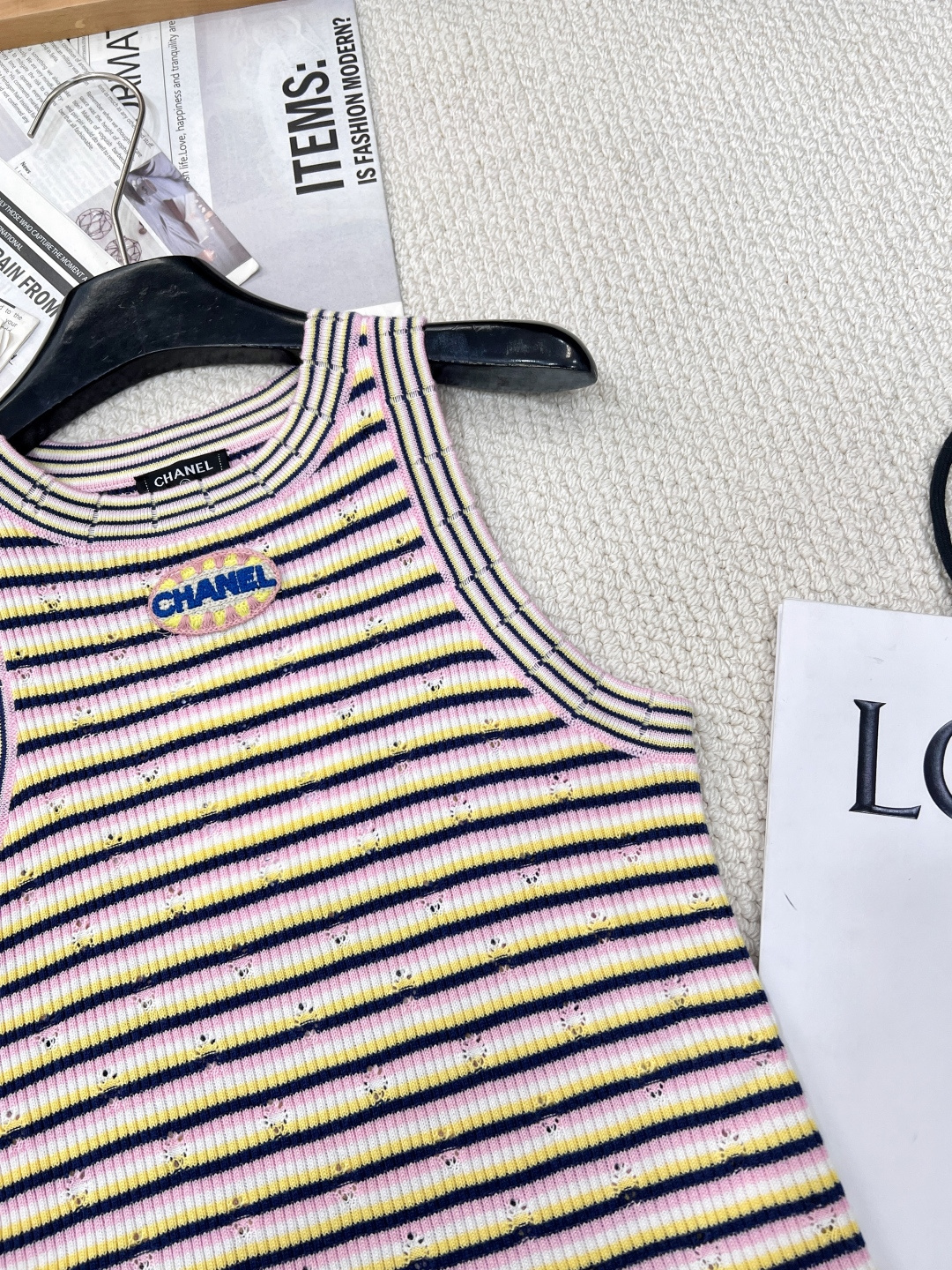 🆕CHANEL新款香家条纹针织背心 2025早春预告系列 经典圆领领口 立体logo徽章装饰点缀 彩色条