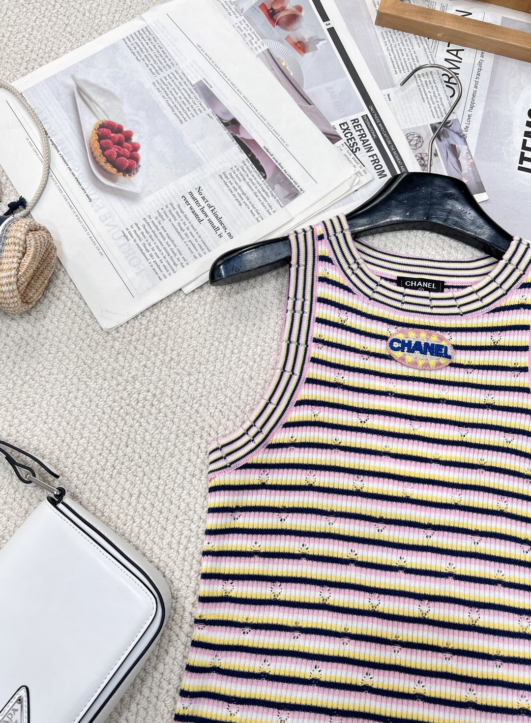 🆕CHANEL新款香家条纹针织背心 2025早春预告系列 经典圆领领口 立体logo徽章装饰点缀 彩色条