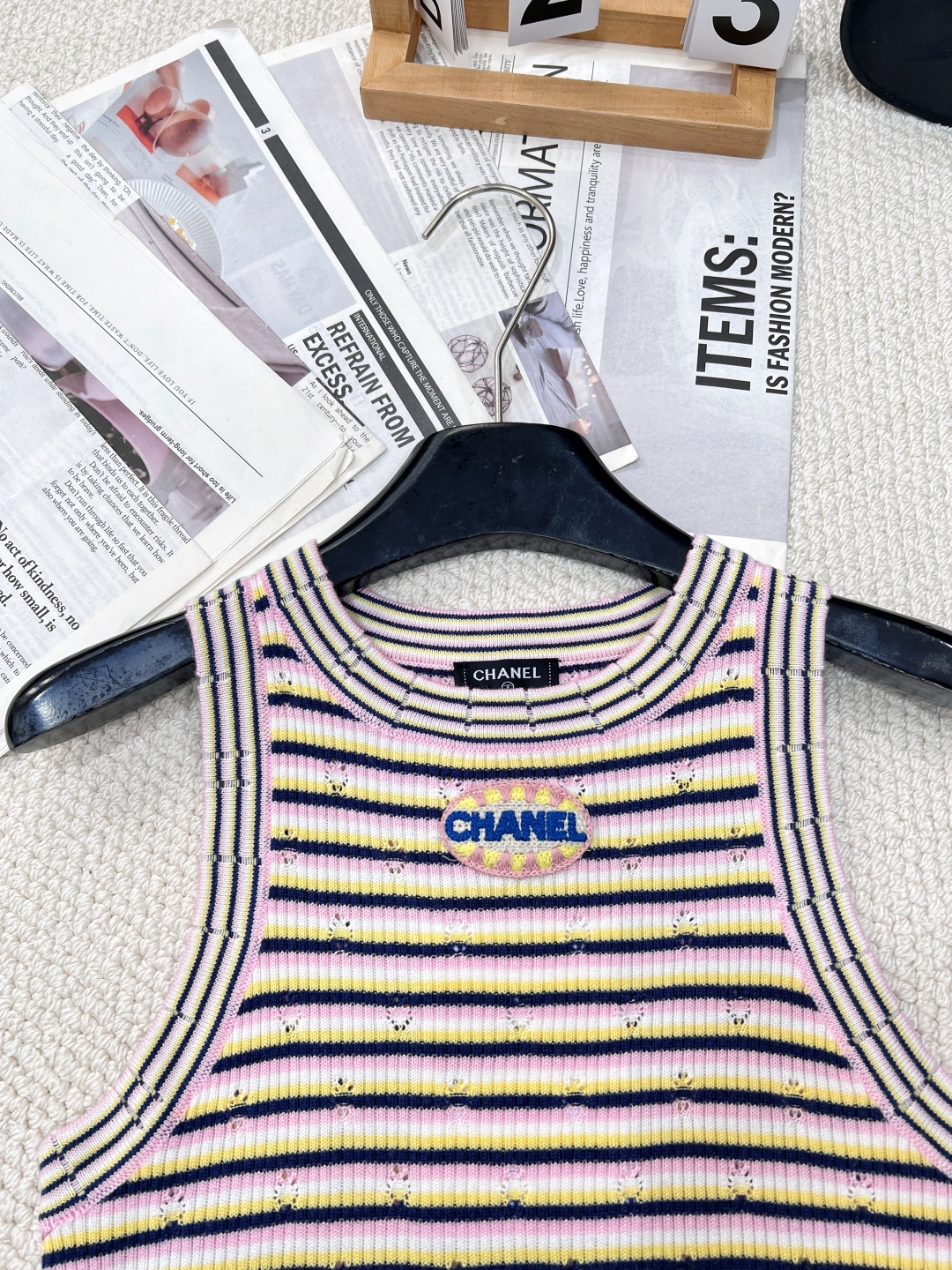 🆕CHANEL新款香家条纹针织背心 2025早春预告系列 经典圆领领口 立体logo徽章装饰点缀 彩色条
