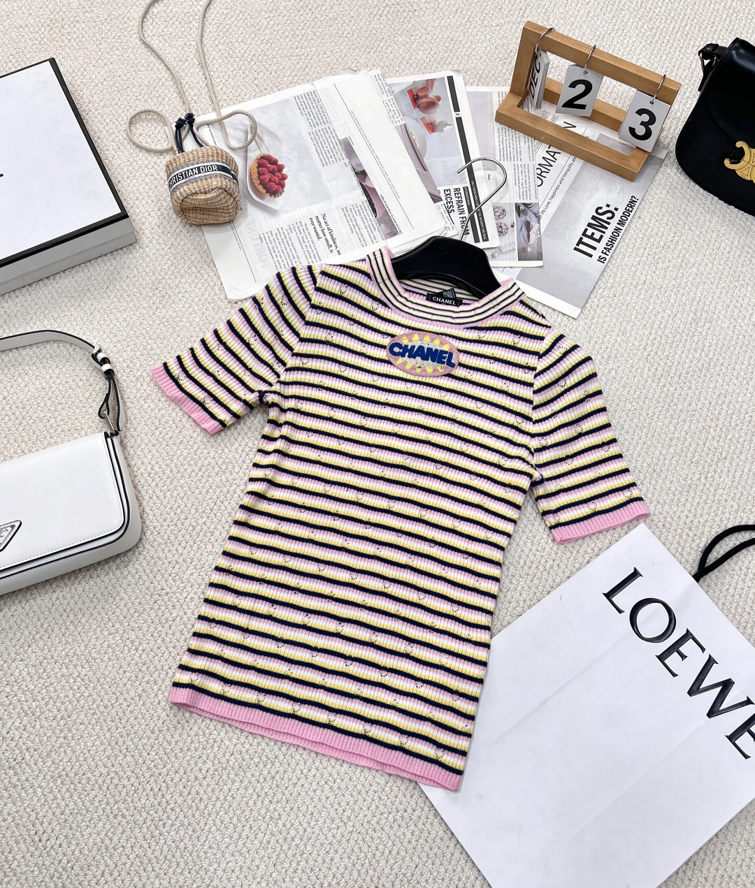 NO:320997,CHANEL new Xiangjia striped knitted short sleeves 2025 early spring preview series Classic round neckline three-dimensional logo badge decoration embellishment Colorful striped color matching age-reducing fashionable and chic Custom knitted fabric Soft and comfortable Elastic slim fit style The upper body looks slim and temperament. Three-standard complete large-scale products Size sml code, chanel, chanel, T-shirt, alexander wang19860909CHANEL新款香家条纹针织短袖 2025早春预告系列 经典圆领领口 立体logo徽章装饰点缀 彩色条纹配色 减龄时髦别致 定制针织面料 柔软舒适 弹力修身版型 上身显瘦又气质 三标齐全大货出 尺码sml 编码,,chanel,chanel,T-shirt,alexander wang,Women's clothing