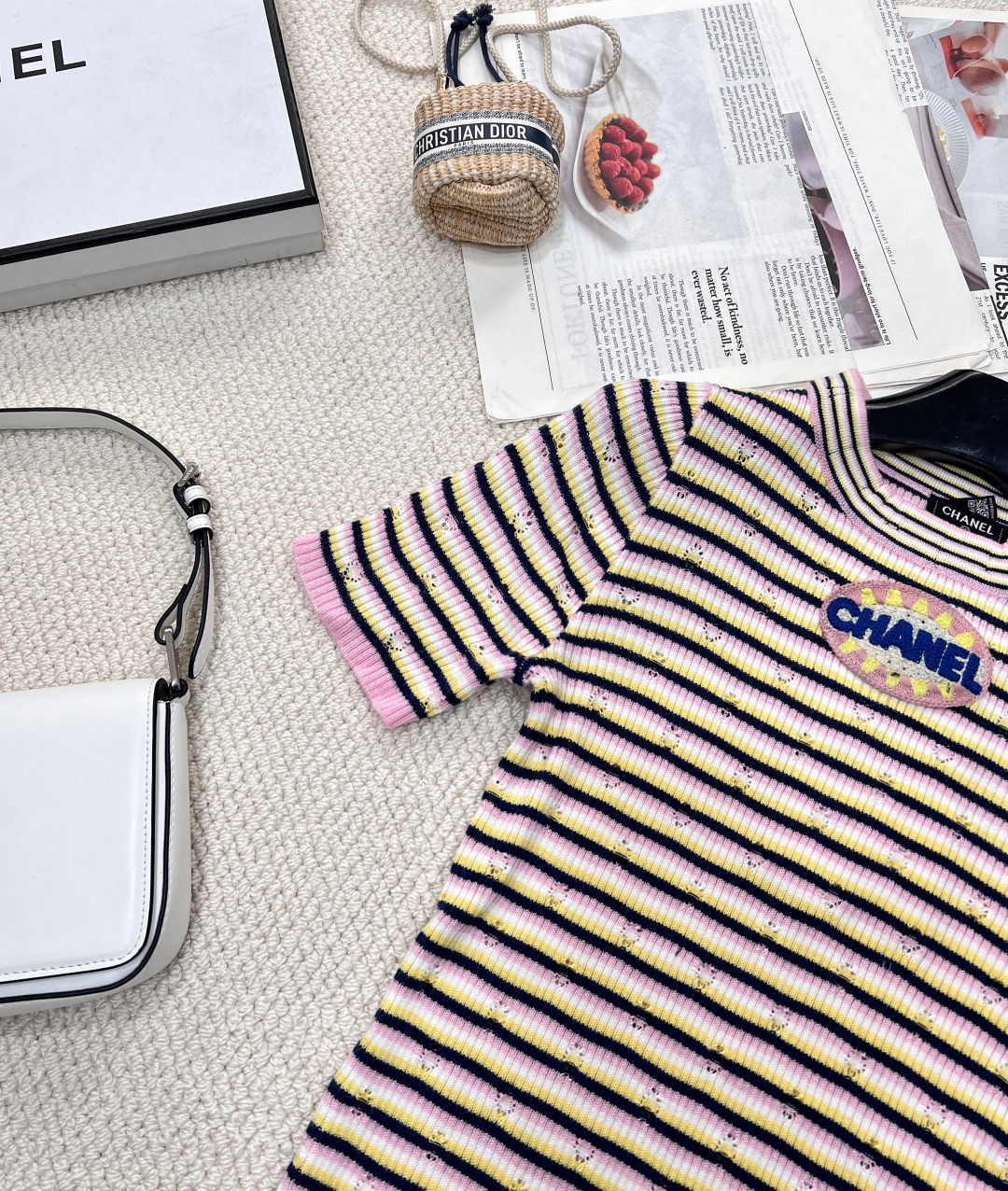 🆕CHANEL新款香家条纹针织短袖 2025早春预告系列 经典圆领领口 立体logo徽章装饰点缀 彩色条