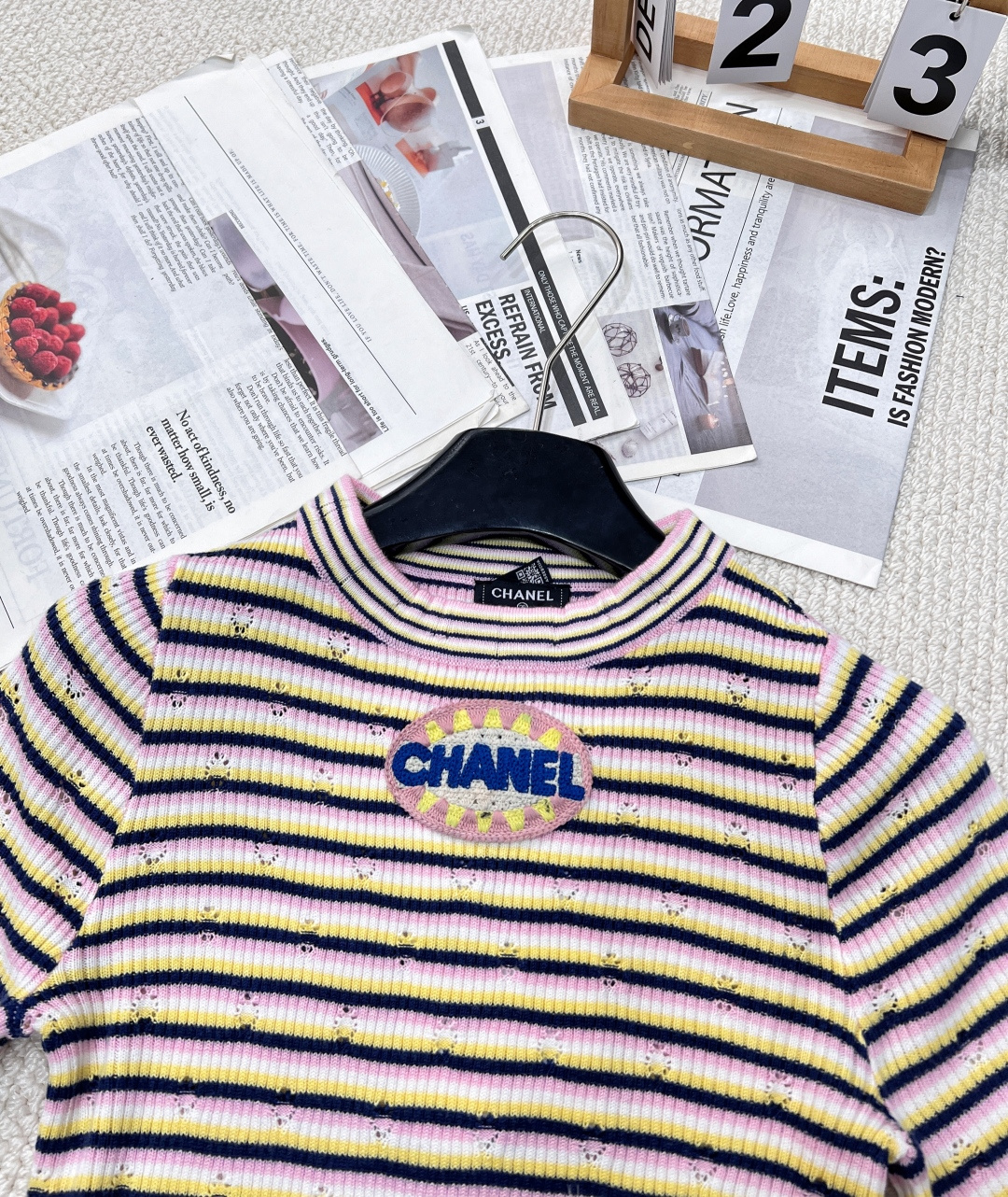 🆕CHANEL新款香家条纹针织短袖 2025早春预告系列 经典圆领领口 立体logo徽章装饰点缀 彩色条