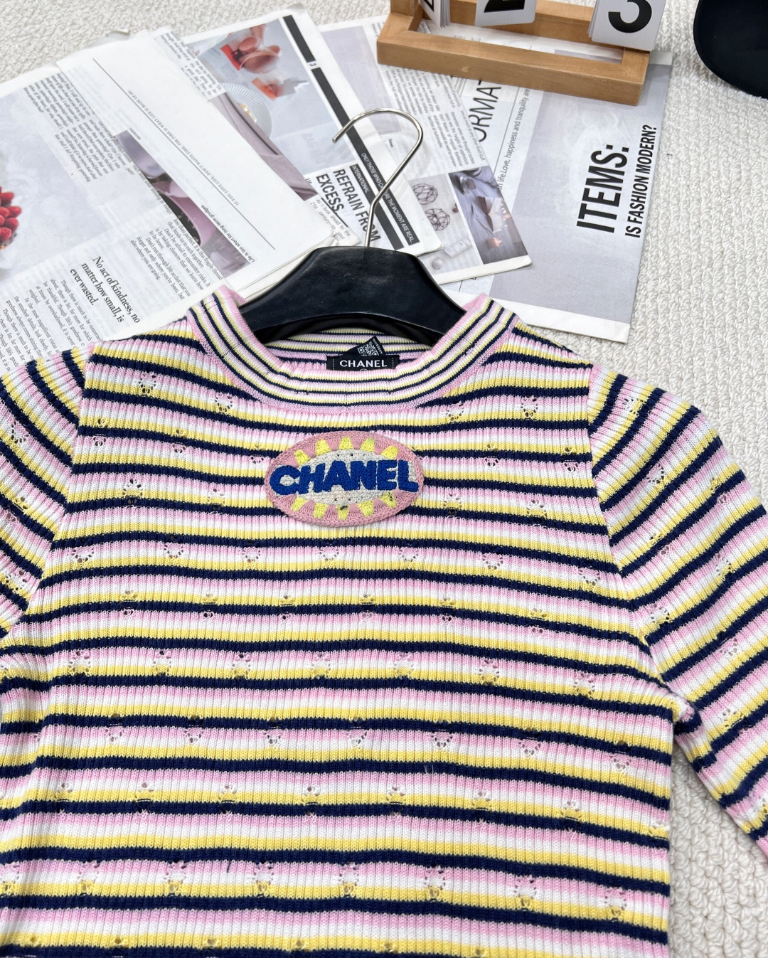🆕CHANEL新款香家条纹针织短袖 2025早春预告系列 经典圆领领口 立体logo徽章装饰点缀 彩色条