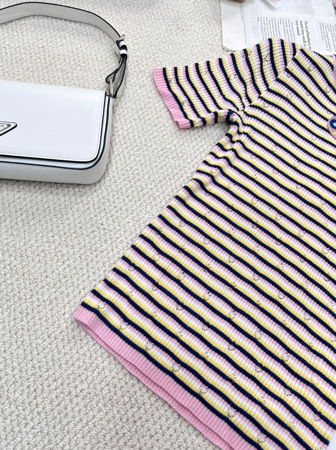 🆕CHANEL新款香家条纹针织短袖 2025早春预告系列 经典圆领领口 立体logo徽章装饰点缀 彩色条