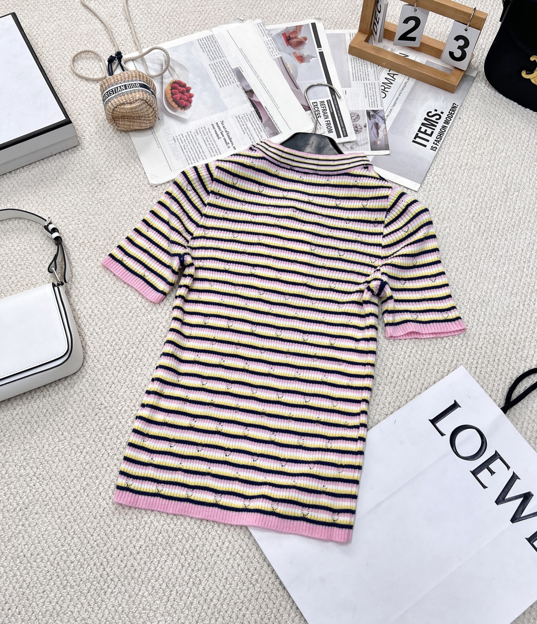 🆕CHANEL新款香家条纹针织短袖 2025早春预告系列 经典圆领领口 立体logo徽章装饰点缀 彩色条