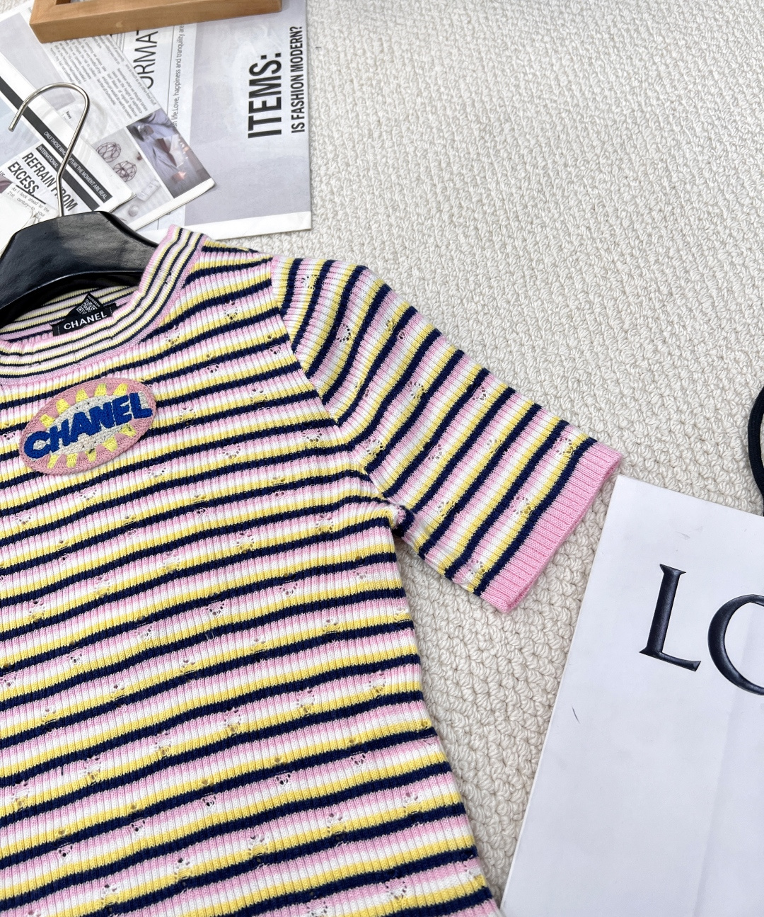 🆕CHANEL新款香家条纹针织短袖 2025早春预告系列 经典圆领领口 立体logo徽章装饰点缀 彩色条