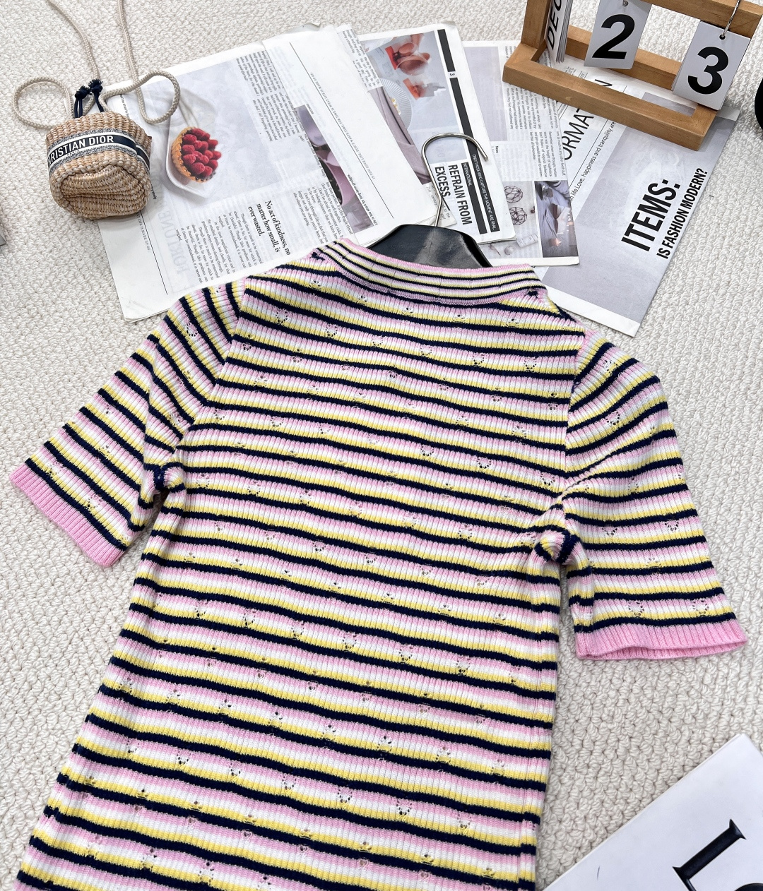 🆕CHANEL新款香家条纹针织短袖 2025早春预告系列 经典圆领领口 立体logo徽章装饰点缀 彩色条