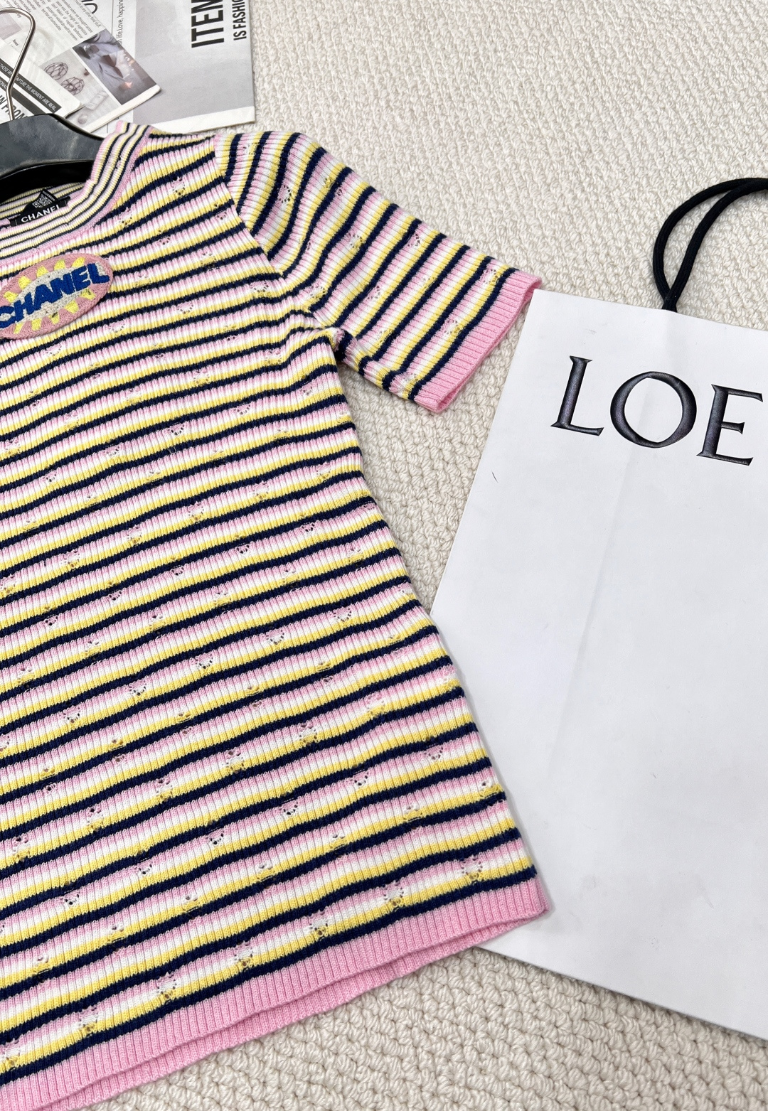 🆕CHANEL新款香家条纹针织短袖 2025早春预告系列 经典圆领领口 立体logo徽章装饰点缀 彩色条