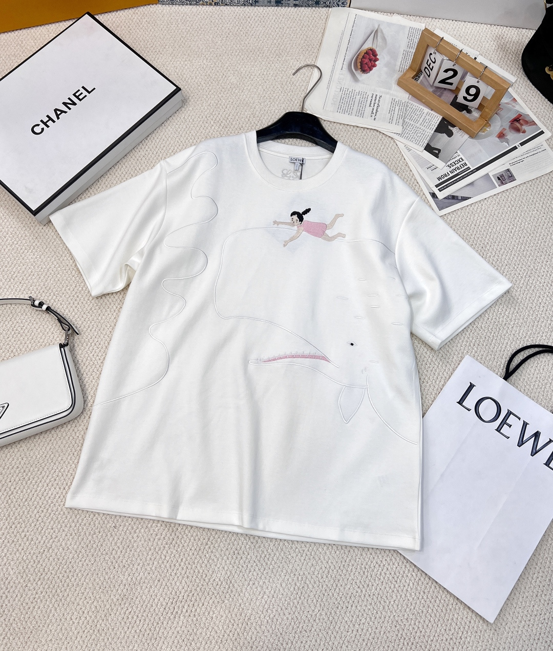 NO:320990,LOEWE's joint Japanese artist Suna Fujita short-sleeved T-shirt is made of 230 grams of cotton knitted fabric, which feels comfortable and skin-friendly. It is very solid but not heavy. The moon rabbit in the sky, the tiger in the ground, and the harmony in the sea are all fantasies and memories in the artist's dreams. This joint series is a long-lost childlike fun for adults. It is rare to maintain a childlike in this world. Large patch embroidery, the patterns are playful and cute, the original version is replicated one by one, and the three-dimensional embroidery of Bellingda is clearly layered. The style is still oversize, which is slim and makes it look good without picking people. The cartoon style of the chest is creative whale embroidery pattern. It is decorated with wavy lines and is decorated throughout the front and back. It has no blind spots to create a romantic and free style. It is full of creativity. The brand's high-end design sense is full. The inner wear is brilliant and fashionable.  Size sml code L, loewe, versace, T-shirt,tees, t-shirt,alexander wang19860909LOEWE联名日本艺术家Suna Fujita短袖T恤 面料定制230克纯棉针织面料材质,手感舒适上身亲肤透气,很扎实的感觉但又不觉得厚重. 天上的月兔地上的虎,海里的和,全部都是艺术家梦里的幻想和回忆,这次联名系列是大人久违的童趣,这这世界上保持一颗童真是难能可贵,大片贴布刺绣,图案俏皮可爱,原版一比一复刻,百灵达立体刺绣 层次分明  在版型上还是做了oversize的版型,修饰身材显瘦好穿不挑人 胸前卡通风格创意鲸鱼刺绣图案 搭配波浪线条装饰贯穿前后 全方位无死角打造浪漫自由的风格 充满创意 品牌高级设计感拉满 单穿内搭都出彩时髦 尺码sml 编码L,,loewe,versace,T-shirt,tees，t-shirt,alexander wang,Women's clothing