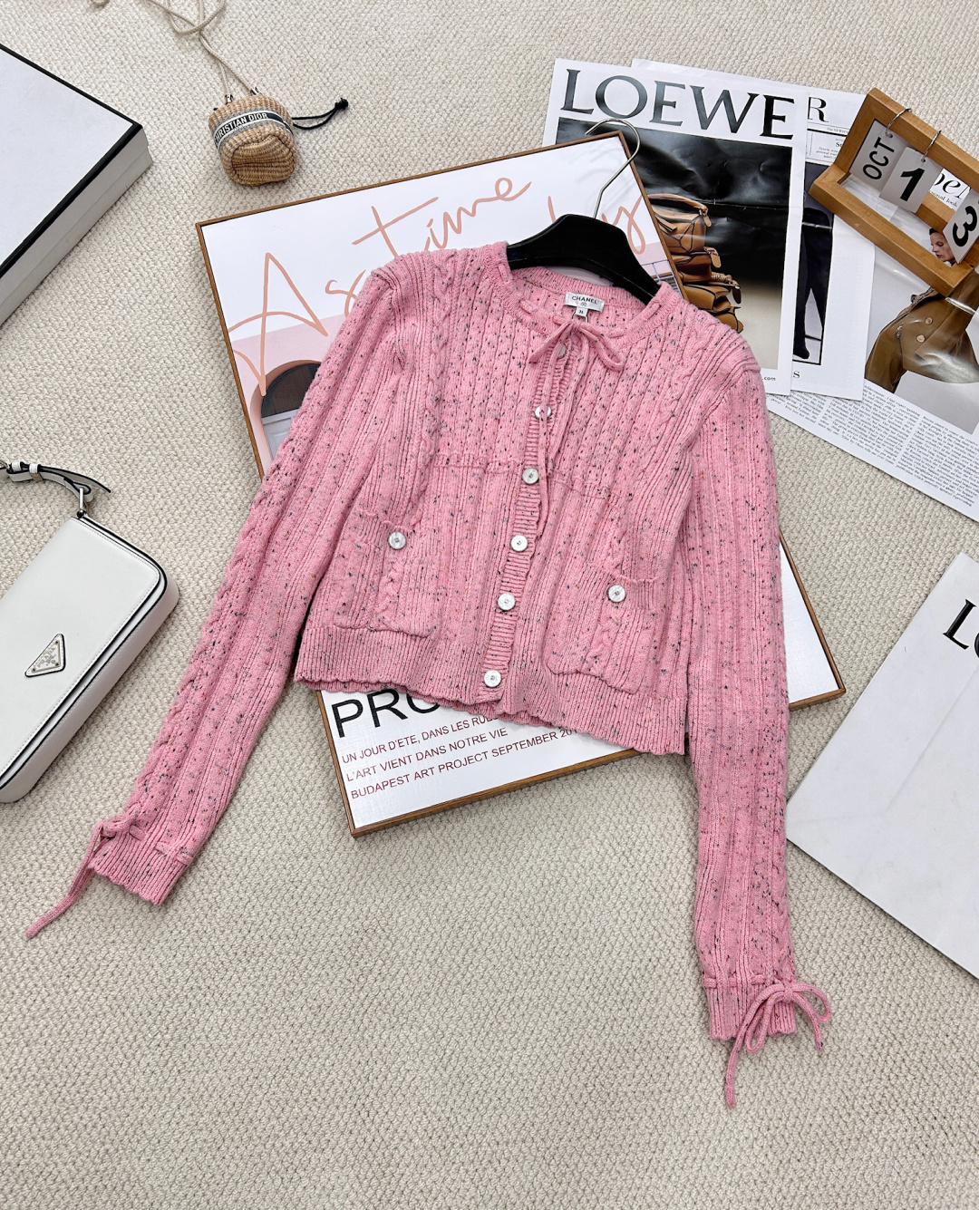 NO:321451,Chanel2025 new knitted cardigan with round neck bow, customized YB cashmere yarn woven, high-quality texture, comfortable and soft round neck knitted cardigan cut, multi-cropped texture, vertical system with bow neck embellishment, rich and gorgeous layers, eye-catching, full score, Fritillar double C-clad buckle, easy to highlight the brand details, more fashionable and versatile, short style modification ratio, fashionable and casual wear, customized surface accessories, accurate version, complete three standards, large-scale products, size sml code,,chanel, alexander wang19860909Chanel2025新款麻花圆领蝴蝶结针织开衫,定制YB羊绒纱线织造 质感高级 舒适柔软 圆领针织开衫剪裁 通体麻花波浪等多重钩织纹理立体系带蝴蝶结领口点缀 层次丰富华丽 吸睛满分 贝母双C襟扣 轻松突出品牌细节质感 穿搭更时尚百搭 短款版型修饰比例 穿搭时髦休闲 定制面辅料 认准版本 三标齐全大货出 尺码sml 编码,,chanel,alexander wang,Women's clothing