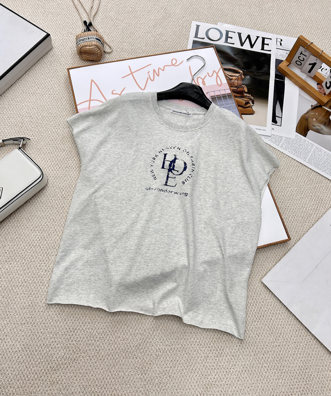 NO:321457,New spring and summer Alexander Wang retro printed sleeveless vest T-shirt plays with classic basic elements, high-end plain cotton materials, finely tailored threaded neckline with comfortable curves, basic light floral gray tones are decorated with letter printed logo on the front, gender-free neutral tailoring can be matched with individuality and daily life. American simple retro T-shirt, big OS style, one-piece, age-reducing and fashionable!  Size sml typ, tees, t-shirt,alexander wang19860909春夏新款 Alexander Wang 复古印花无袖背心T恤 在经典基础的元素上玩花样,高阶平纹棉质用料,精裁螺纹领口的弧度服帖舒适 基础浅花灰色调上于正面饰以字母印花标识 无性别主义的中性剪裁随意搭都能拿捏个性日常. 美式简约复古T恤 大大的OS版型 一件式出门 减龄又时髦！ 尺码sml 编,,tees，t-shirt,alexander wang,Women's clothing