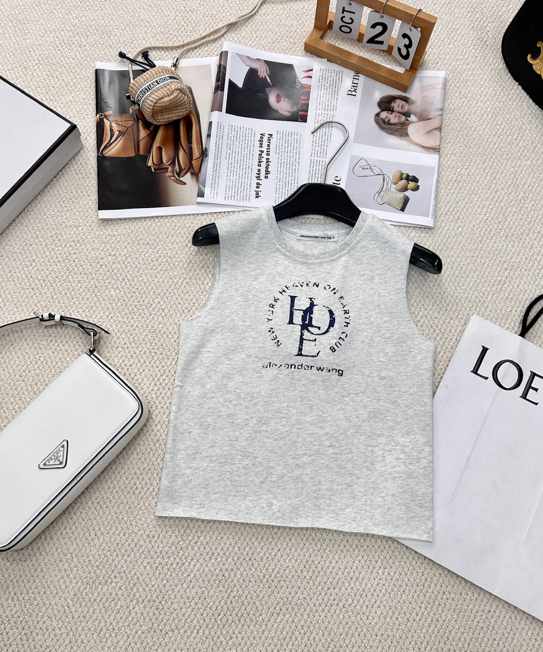 NO:321464,New spring and summer Alexander Wang retro printed sleeveless vest plays with classic basic elements, high-end plain cotton materials, finely tailored threaded neckline with comfortable curves, basic light floral gray tones are decorated with letter printed logo on the front. The gender-free neutral tailoring can be matched with individuality and daily life. American simple retro T-shirt, one-piece, age-reducing and fashionable!  Size sml typ, tees, t-shirt,alexander wang19860909春夏新款 Alexander Wang 复古印花无袖背心 在经典基础的元素上玩花样,高阶平纹棉质用料,精裁螺纹领口的弧度服帖舒适 基础浅花灰色调上于正面饰以字母印花标识 无性别主义的中性剪裁随意搭都能拿捏个性日常. 美式简约复古T恤 一件式出门 减龄又时髦！ 尺码sml 编,,tees，t-shirt,alexander wang,Women's clothing