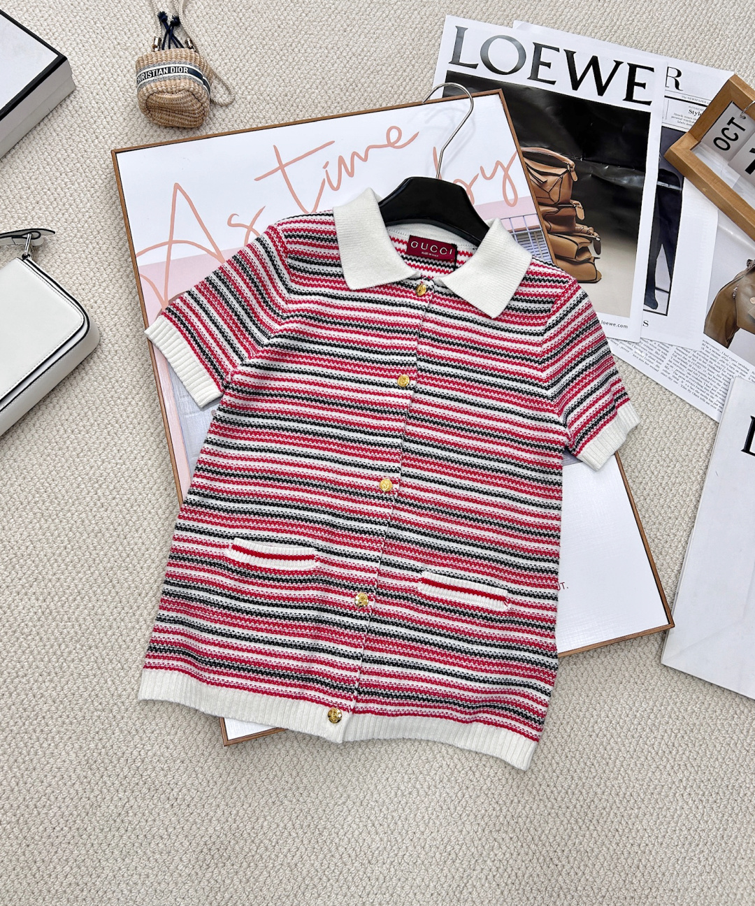 NO:321440,GUCCI Academy style striped contrasting lapel wool sweater, simple body, overall fried chicken exquisite, contrasting striped logo logo, finishing touch, sunny and versatile. Can be worn alone, but the inner wear is very design-like~ Three colors are made, dark blue, red, white, fashionable and eye-catching~ The slightly loose version of daily wear is easy to control and not picky~ The contrasting effect of the collar and body forms rich in styling layering, rejecting monotony, the overall shape is simple and smooth, the bottom can be matched at will, the fabric feels soft and soft, close to the body, and the upper body is a very elegant girl Size sml, gucci, alexander wang19860909GUCCI 学院风条纹撞色翻领羊毛针织衫,简简单单的衣身,整体炒鸡精致,撞色条纹logo徽标,点睛之笔,吸晴百搭.可单穿 可内搭都很有设计感～ 做版三种颜色,深蓝,红色,白色,时髦又吸睛~日常实穿的微宽松版型,好驾驭不挑人~ 领口和衣身形成的撞色的效果,丰富造型层次感,拒绝单调,整体的造型简约流畅,下装可以随意搭配,面料手感软糯柔和,贴身不扎 上身就是很有气质的女孩 尺码sml,,gucci,alexander wang,Women's clothing