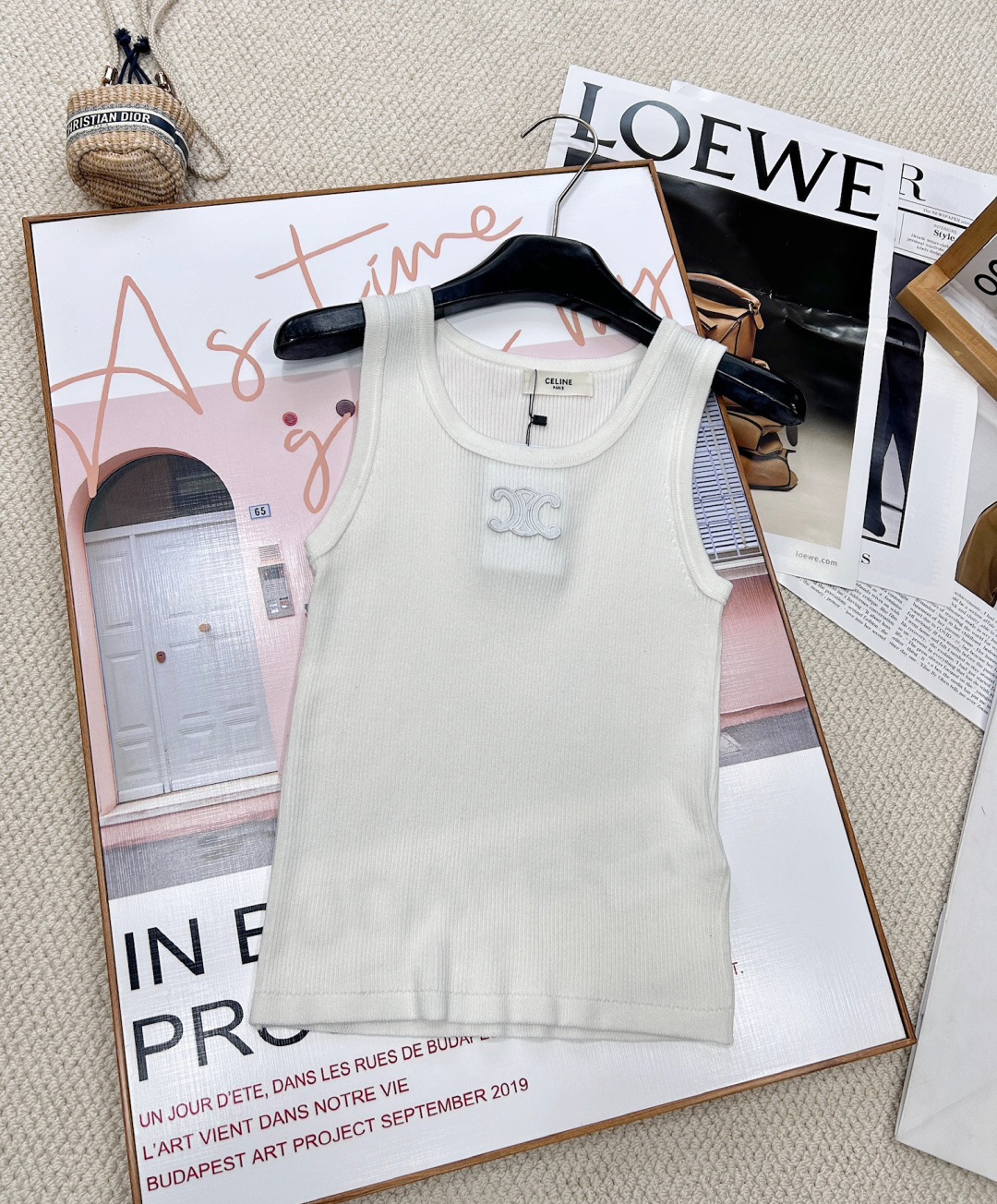 NO:321446,CELINE Arc de Triomphe color-blocked striped knitted vest, 90 wool 10-day silk material, soft and comfortable upper body, style that can be worn all seasons, it is eye-catching when worn alone and outside, and its temperament is fashionable and high-end!  The upper body looks huge and slim!  The celebrity girl is elegant and high-end!  It's perfectly OK to wear it in the inner wear or wear it alone. It's a very scheming little vest. Now in this weather, it's great to have a small jacket on the street. It's great to use it in height, fat and thin. The style is really not picky at all. The vest is comfortable and comfortable to wear. It's two colors and three standards. It's a complete range of sizes. SML, celine, jackets & coats, alexander wang19860909CELINE 凯旋门拼色条纹针织背心 90羊毛10天丝材质,上身软糯舒服 四季都可以穿的款式,单穿外穿都吸睛,气质时髦又高级！版型上身巨显瘦！名媛少女优雅又高级！ 做内搭或者单穿都完全ok,非常有心机的一件小背心儿了,现在这种天气加件小外套上街绝了好嘛～ 高矮胖瘦都能驾驭,版型真的一点也不挑人,小背心穿起来舒服又自在～两色出三标齐全大货出 尺码sml 编,,celine,jackets & coats,alexander wang,Women's clothing