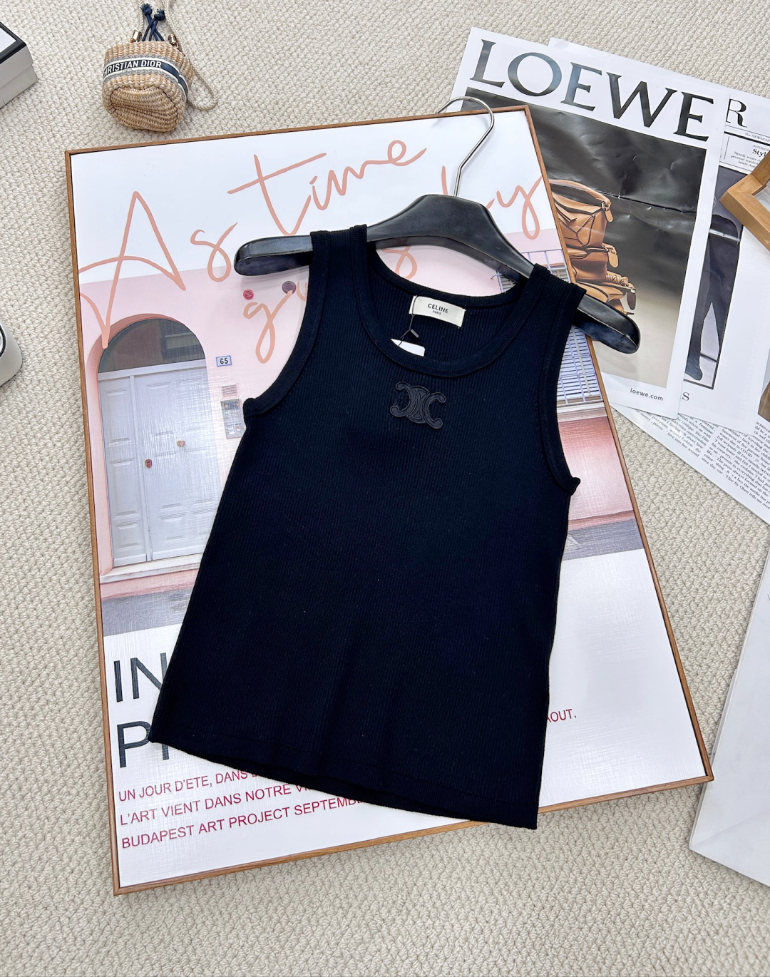 NO:321449,CELINE Arc de Triomphe color-blocked striped knitted vest, 90 wool 10-day silk material, soft and comfortable upper body, style that can be worn all seasons, it is eye-catching when worn alone and outside, and its temperament is fashionable and high-end!  The upper body looks huge and slim!  The celebrity girl is elegant and high-end!  It's perfectly OK to wear it in the inner wear or wear it alone. It's a very scheming little vest. Now in this weather, it's great to have a small jacket on the street. You can control the height, shortness, fatness and thinness. The style is really not picky at all. The vest is comfortable and comfortable to wear. Two colors and three standards are complete. Size sml code, celine, jackets & coats, alexander wang19860909CELINE 凯旋门拼色条纹针织背心 90羊毛10天丝材质,上身软糯舒服 四季都可以穿的款式,单穿外穿都吸睛,气质时髦又高级！版型上身巨显瘦！名媛少女优雅又高级！ 做内搭或者单穿都完全ok,非常有心机的一件小背心儿了,现在这种天气加件小外套上街绝了好嘛～ 高矮胖瘦都能驾驭,版型真的一点也不挑人,小背心穿起来舒服又自在～两色出三标齐全大货出 尺码sml 编码,,celine,jackets & coats,alexander wang,Women's clothing