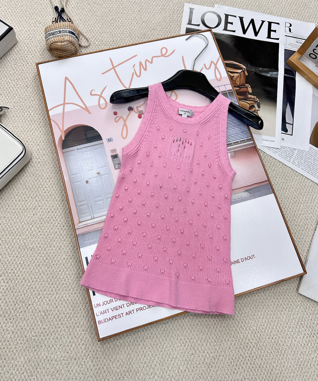 NO:321452,Chanel2025 new hollow three-dimensional pattern knitted vest, customized YB cotton yarn woven, comfortable and soft, full of elasticity, U-neck knitted vest cut, neckline cuffs, same color pleated lace wrap, ready-to-wear using advanced needlework, vertical pit strips and three-dimensional polka dot patterns, adding literary and artistic atmosphere to simple outfits, advanced tailoring to fit the human body curve, simple decoration of the hollow double C logo on the chest, can easily show the playful girl style, slim fit style, slim and fashionable, all four seasons, single layering, custom surface accessories, accurate version, three standards, three colors, size sml code,,chanel,alexander wang19860909Chanel2025新款镂空立体花纹针织背心,定制YB全棉纱线织造 舒适软糯 弹力十足 U领针织背心裁剪 领口袖口同色系褶皱花边包边 成衣选用高级走针工艺 竖坑条和立体波点纹路 为简易穿搭增添文艺气息 高级剪裁贴合人体曲线 胸前镂空双C徽标简单修饰 就能轻松彰显俏皮女生风格 修身版型 显瘦时髦 四季单穿叠穿都 定制面辅料 认准版本三标齐全三色出 尺码sml 编码,,chanel,alexander wang,Women's clothing