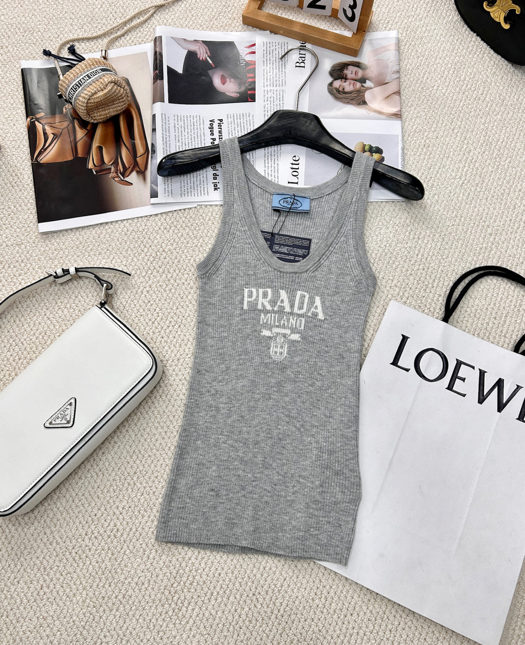 NO:321461,Prada's new U-neck slim knitted vest, customized YB wool yarn wool, fixed color and dyeing, perfect restoration, delicate texture, soft and comfortable, obvious plush material texture, more weight, U-neck knitted vest cut, three-dimensional edge and large body direction are vertical pit strip direction, more exquisite, letters on the chest, logo embroidery crochet decoration, low brightness light gray retro style, slim fit style highlights the figure, age-reducing whiteness, versatile style does not pick the age, skin tone, match with skirts and trousers, adapt to fashionable and fashionable style, customized surface accessories, accurate version, complete three-standard large-scale products, size sml, edited, prada, skirts, alexander wang19860909Prada新款U领修身针织背心,定制YB羊毛纱线织造 定色定染 完美还原 细腻肌理 柔软舒适 有明显毛绒料质感更显份量 U领针织背心裁剪 立体包边与大身走向均为竖坑条走向 更显精致 胸前字母徽标刺绣钩花装饰 低明度浅灰色复古风格强烈 修身版型突显身材 减龄显白 百搭款式不挑年龄肤色 搭配裙装裤装 适配时髦洋气风格 定制面辅料 认准版本 三标齐全大货出 尺码sml 编,,prada,skirts,alexander wang,Women's clothing