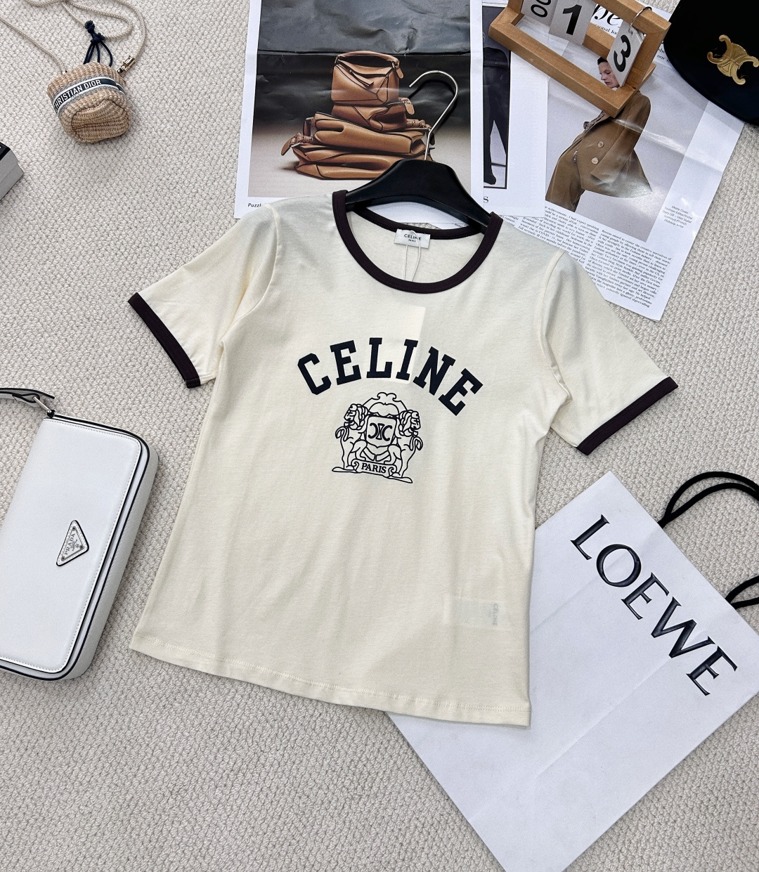 NO:322037,CELINE contrasting color flocking letters short-sleeved T-shirt original customized contrasting color edging positioned flocking printed letters are low-key and luxurious, classic items are fashionable and high-end!  Focus on daily casual, modern, classic, simple and fashionable style, blending logo flocked letters, soft cotton texture is delicate and comfortable. Random retro high-end texture. Classic logo elements are practical and fashionable. Retro and fashionable and versatile. Contrasting colors look very high-end and white. Wearing a young and girlish look. Simple letter logo T-shirt with a round collar contrasting color shows lively and cute. They are also very versatile when worn alone or in-house!  Two colors size sml code, celine, T-shirt,tees, t-shirt,alexander wang19860909CELINE 撞色植绒字母短袖T恤 原版定制撞色包边 定位植绒印花字母低调奢华 经典单品时髦又高级！ 主打日常休闲 现代经典简约时尚风格,融合标识植绒字母,柔棉质地细腻舒适. 随性复古的高级质感 经典标识元素实用且时髦 复古时髦又百搭 撞色很好看 显得特别高级显白 穿上减龄少女感 简洁的字母logoT恤 撞色圆领尽显活泼可爱 单穿或者内搭也都特百搭！两色出 尺码sml 编码,,celine,T-shirt,tees，t-shirt,alexander wang,Women's clothing