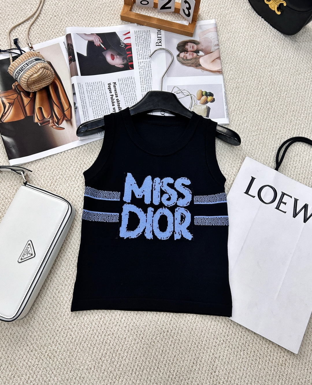 NO:322039,DIOR's new letter jacquard contrast knitted vest, with a versatile temperament and a full sense of high-end. It is classic and not picky about people, and it looks slim in the upper body, and it is easy to stack and versatile. It is recommended for daily leisure. Advanced and exquisite temperament settings. Elegant and intellectual high-luxury atmosphere. It is perfectly blended with practicality and high-end sense. The material is very delicate, skin-friendly and smooth, and it has a full sense of age-freezing~ Comfortable and breathable. The upper body is gentle and high-end, sweet and charming, and age-reducing. The shape is easy and concave, free and casual. It is a must-have fashionable and high-end item for white and rich beauty!  The upper body looks very slim, versatile and fashionable items, daily match with jeans, yyds, a must-have item for hot girls!  Four colors size sml, dior, jeans, alexander wang19860909DIOR新款字母提花撞色针织背心,气质百搭,高级感十足.经典不挑人上身超显瘦,轻松叠搭百变造型,日常休闲推荐 高级精致气质设定 优雅知性高奢氛围感单品 实用性与高级感完美融合 材质很细腻 亲肤顺滑 冻龄感十足～ 舒适又透气 上身温柔高级 显得甜腻动人,又减龄俏皮 造型轻松凹,自在又随性～白富美必备时髦高级单品！ 上身非常显瘦 百搭时尚单品 日常搭配牛仔裤yyds 辣妹必备单品！四色出 尺码sml 编,,dior,jeans,alexander wang,Women's clothing