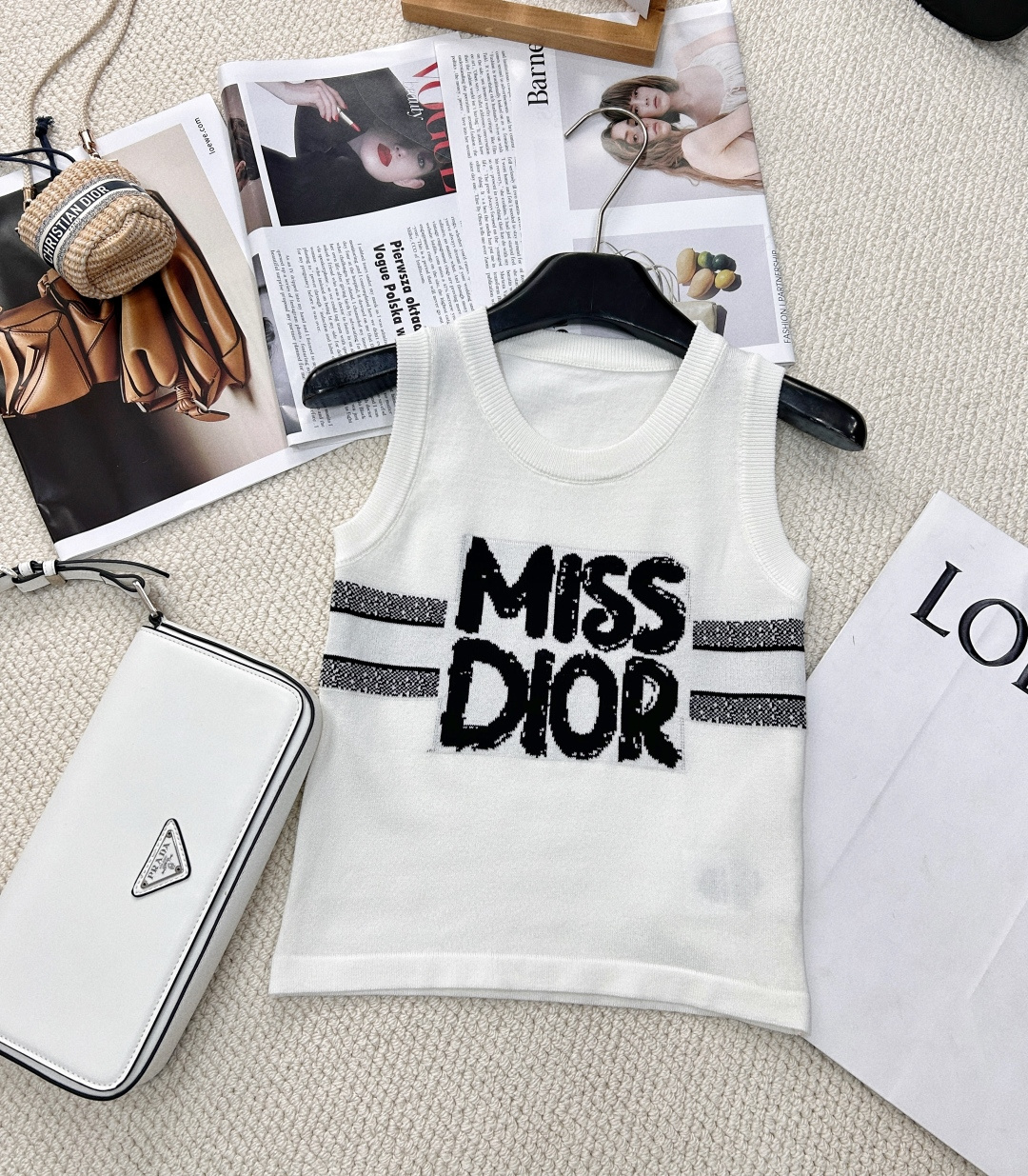 NO:322040,DIOR's new letter jacquard contrast knitted vest, with a versatile temperament and a full sense of high-end. It is classic and not picky about people, and it looks slim in the upper body, and it is easy to stack and versatile. It is recommended for daily leisure. Advanced and exquisite temperament settings. Elegant and intellectual high-luxury atmosphere. It is perfectly blended with practicality and high-end sense. The material is very delicate, skin-friendly and smooth, and it has a full sense of age-freezing~ Comfortable and breathable. The upper body is gentle and high-end, sweet and charming, and age-reducing. The shape is easy and concave, free and casual. It is a must-have fashionable and high-end item for white and rich beauty!  The upper body looks very slim, versatile and fashionable items, daily match with jeans, yyds, a must-have item for hot girls!  Four colors size sml code D, dior, jeans, alexander wang19860909DIOR新款字母提花撞色针织背心,气质百搭,高级感十足.经典不挑人上身超显瘦,轻松叠搭百变造型,日常休闲推荐 高级精致气质设定 优雅知性高奢氛围感单品 实用性与高级感完美融合 材质很细腻 亲肤顺滑 冻龄感十足～ 舒适又透气 上身温柔高级 显得甜腻动人,又减龄俏皮 造型轻松凹,自在又随性～白富美必备时髦高级单品！ 上身非常显瘦 百搭时尚单品 日常搭配牛仔裤yyds 辣妹必备单品！四色出 尺码sml 编码D,,dior,jeans,alexander wang,Women's clothing