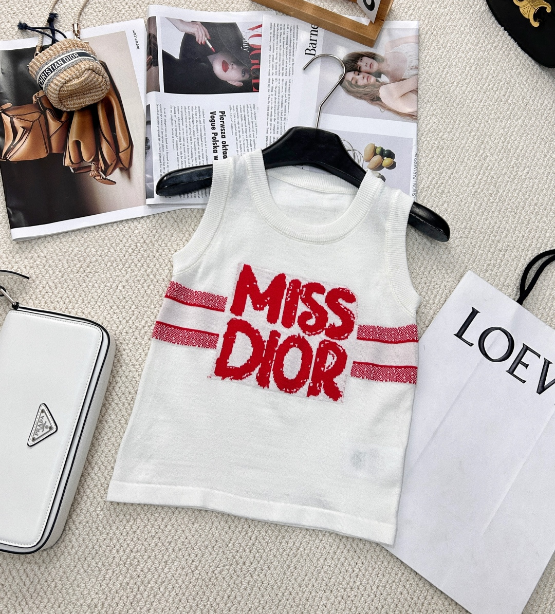 NO:322041,DIOR's new letter jacquard contrast knitted vest, with a versatile temperament and a full sense of high-end. It is classic and not picky about people, and it looks slim in the upper body, and it is easy to stack and versatile. It is recommended for daily leisure. Advanced and exquisite temperament settings. Elegant and intellectual high-luxury atmosphere. It is perfectly blended with practicality and high-end sense. The material is very delicate, skin-friendly and smooth, and it has a full sense of age-freezing~ Comfortable and breathable. The upper body is gentle and high-end, sweet and charming, and age-reducing. The shape is easy and concave, free and casual. It is a must-have fashionable and high-end item for white and rich beauty!  The upper body looks very slim, versatile and fashionable items, daily match with jeans, yyds, a must-have item for hot girls!  Four colors size sml code, dior, jeans, alexander wang19860909DIOR新款字母提花撞色针织背心,气质百搭,高级感十足.经典不挑人上身超显瘦,轻松叠搭百变造型,日常休闲推荐 高级精致气质设定 优雅知性高奢氛围感单品 实用性与高级感完美融合 材质很细腻 亲肤顺滑 冻龄感十足～ 舒适又透气 上身温柔高级 显得甜腻动人,又减龄俏皮 造型轻松凹,自在又随性～白富美必备时髦高级单品！ 上身非常显瘦 百搭时尚单品 日常搭配牛仔裤yyds 辣妹必备单品！四色出 尺码sml 编码,,dior,jeans,alexander wang,Women's clothing