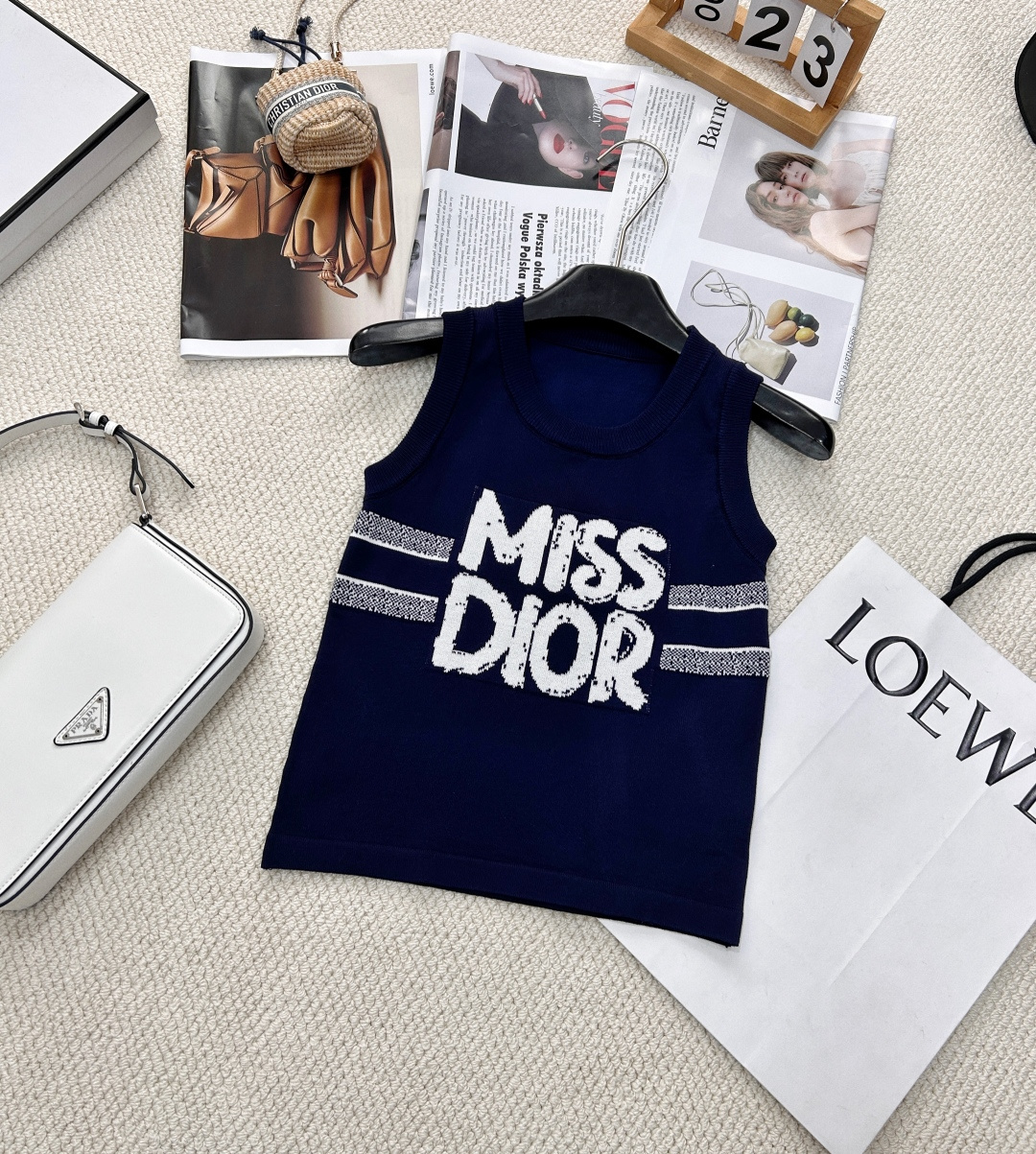 NO:322050,DIOR's new letter jacquard contrast knitted vest, with a versatile temperament and a full sense of high-end. It is classic and not picky about people, and it looks slim in the upper body, and it is easy to stack and versatile. It is recommended for daily leisure. Advanced and exquisite temperament settings. Elegant and intellectual high-luxury atmosphere. It is perfectly blended with practicality and high-end sense. The material is very delicate, skin-friendly and smooth, and it has a full sense of age-freezing~ Comfortable and breathable. The upper body is gentle and high-end, sweet and charming, and age-reducing. The shape is easy and concave, free and casual. It is a must-have fashionable and high-end item for white and rich beauty!  The upper body looks very slim, versatile and fashionable items, daily match with jeans, yyds, a must-have item for hot girls!  Four colors size sml code D651240, dior, jeans, alexander wang19860909DIOR新款字母提花撞色针织背心,气质百搭,高级感十足.经典不挑人上身超显瘦,轻松叠搭百变造型,日常休闲推荐 高级精致气质设定 优雅知性高奢氛围感单品 实用性与高级感完美融合 材质很细腻 亲肤顺滑 冻龄感十足～ 舒适又透气 上身温柔高级 显得甜腻动人,又减龄俏皮 造型轻松凹,自在又随性～白富美必备时髦高级单品！ 上身非常显瘦 百搭时尚单品 日常搭配牛仔裤yyds 辣妹必备单品！四色出 尺码sml 编码D651240,,dior,jeans,alexander wang,Women's clothing